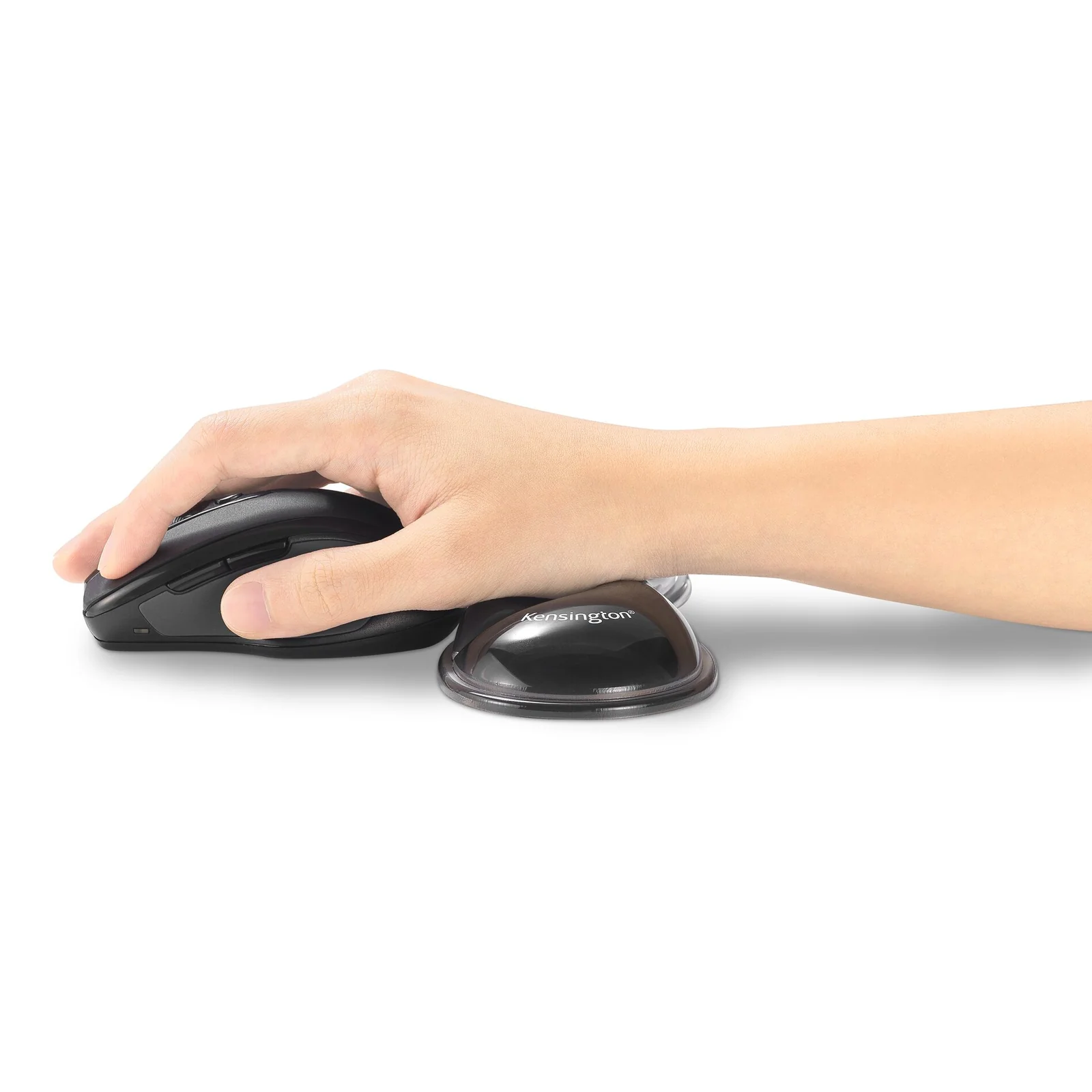 Main posée sur une souris noire avec le repose-poignet Kensington Slim Duo Gel sous le poignet