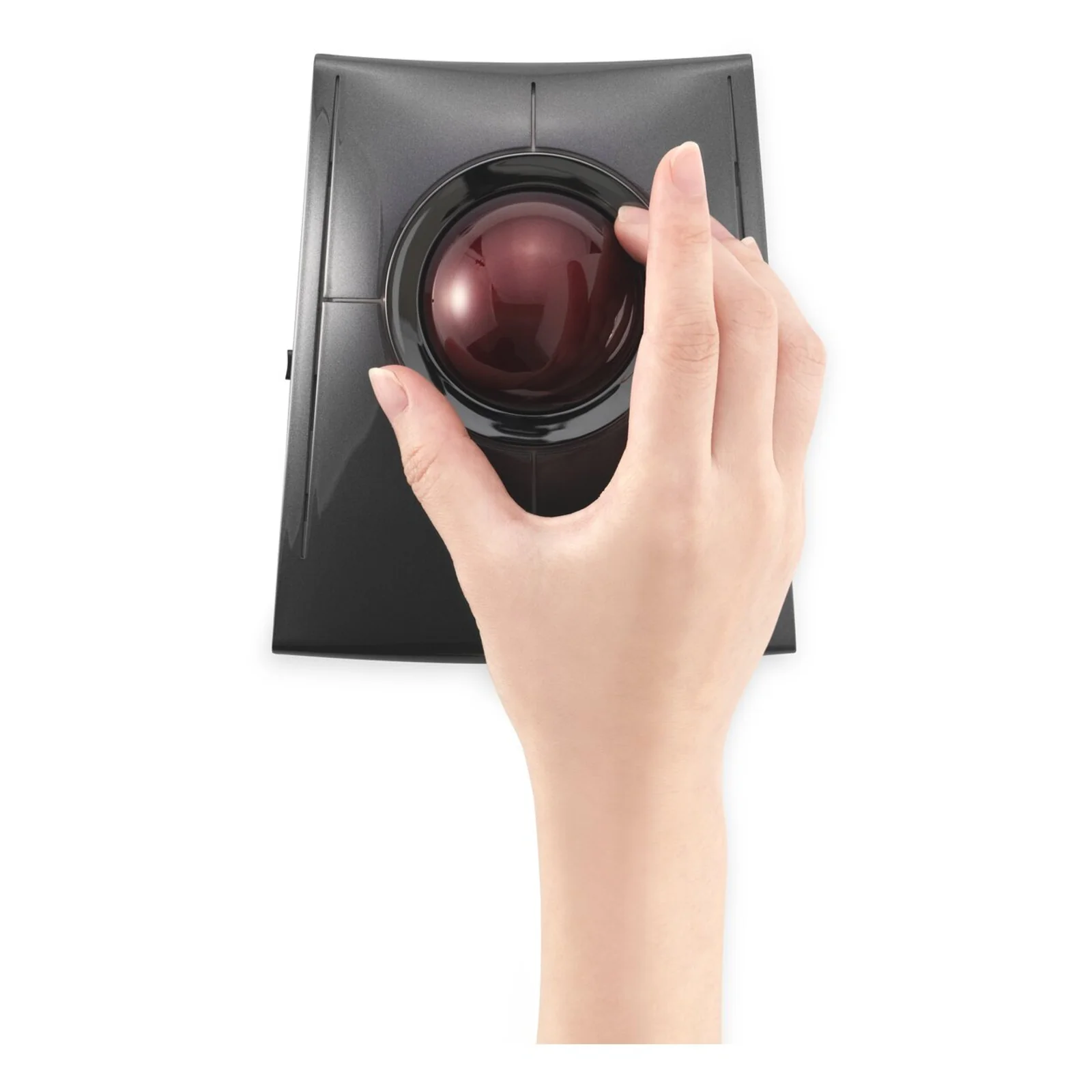 Main utilisant le Kensington SlimBlade Pro, quatre doigts posés sur la boule rouge, vue de dessus