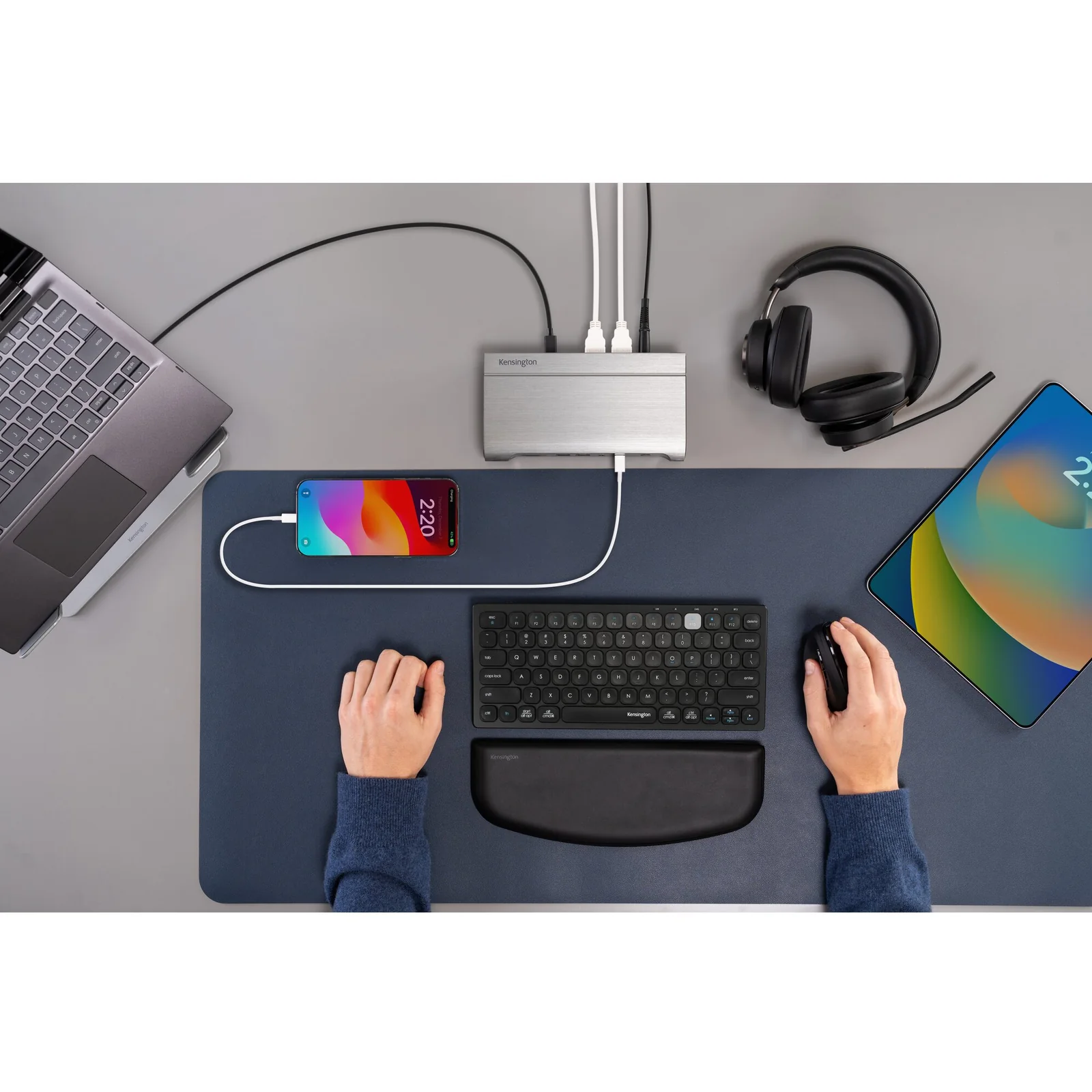 Plan de bureau avec hub USB-C, clavier ergonomique, casque et tablette
