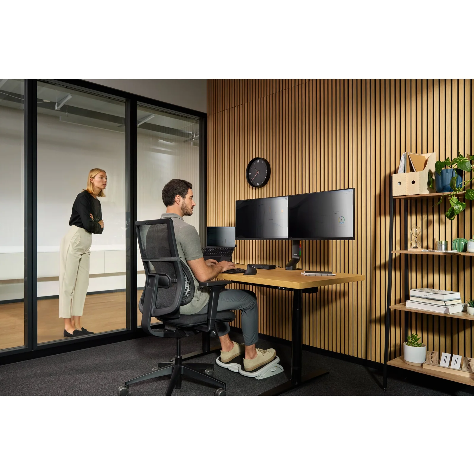 Poste de travail double écran, cloison vitrée, angle légèrement différent