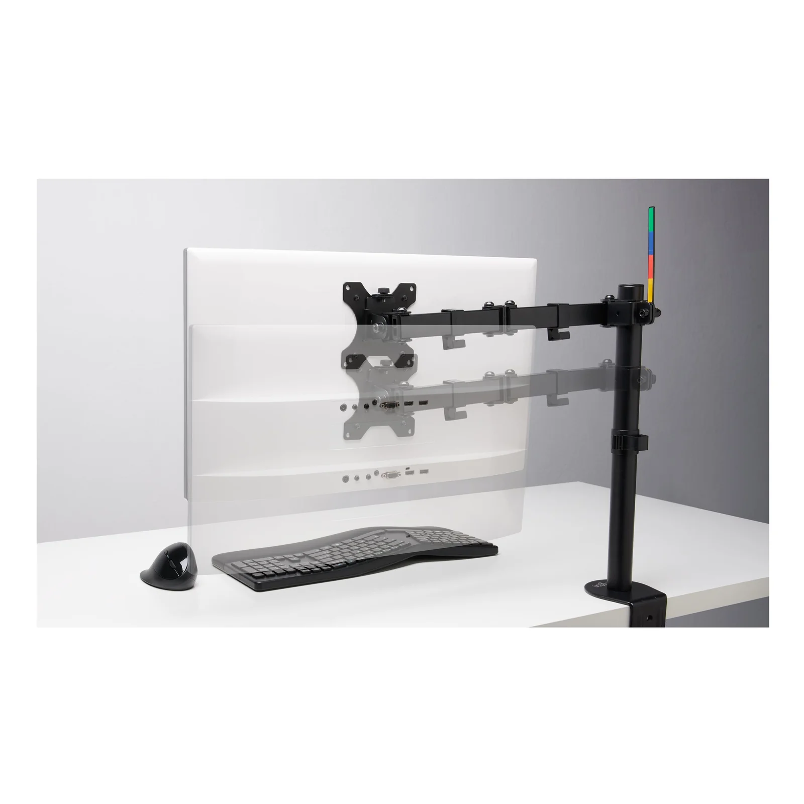 Configuration double écran Kensington SmartFit Ergo sur bureau blanc, vue légèrement de côté