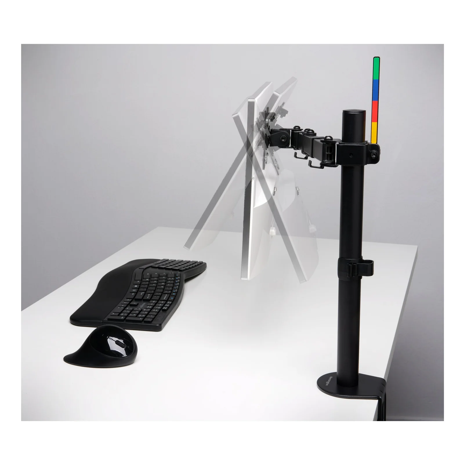 Bras Kensington SmartFit Ergo vu de côté, fixé sur bord de bureau, colonne noire et structure visible