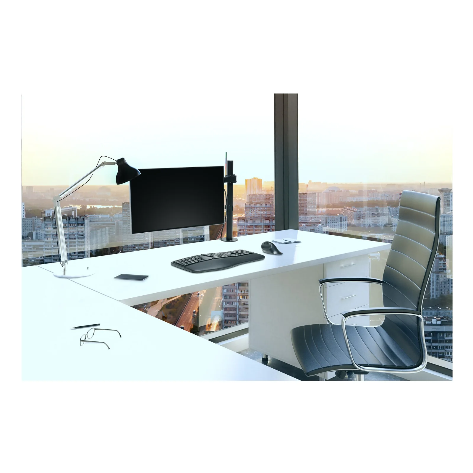 Moniteur sur bras Kensington SmartFit Ergo, bureau épuré avec fenêtre panoramique, vue d'ambiance intérieur