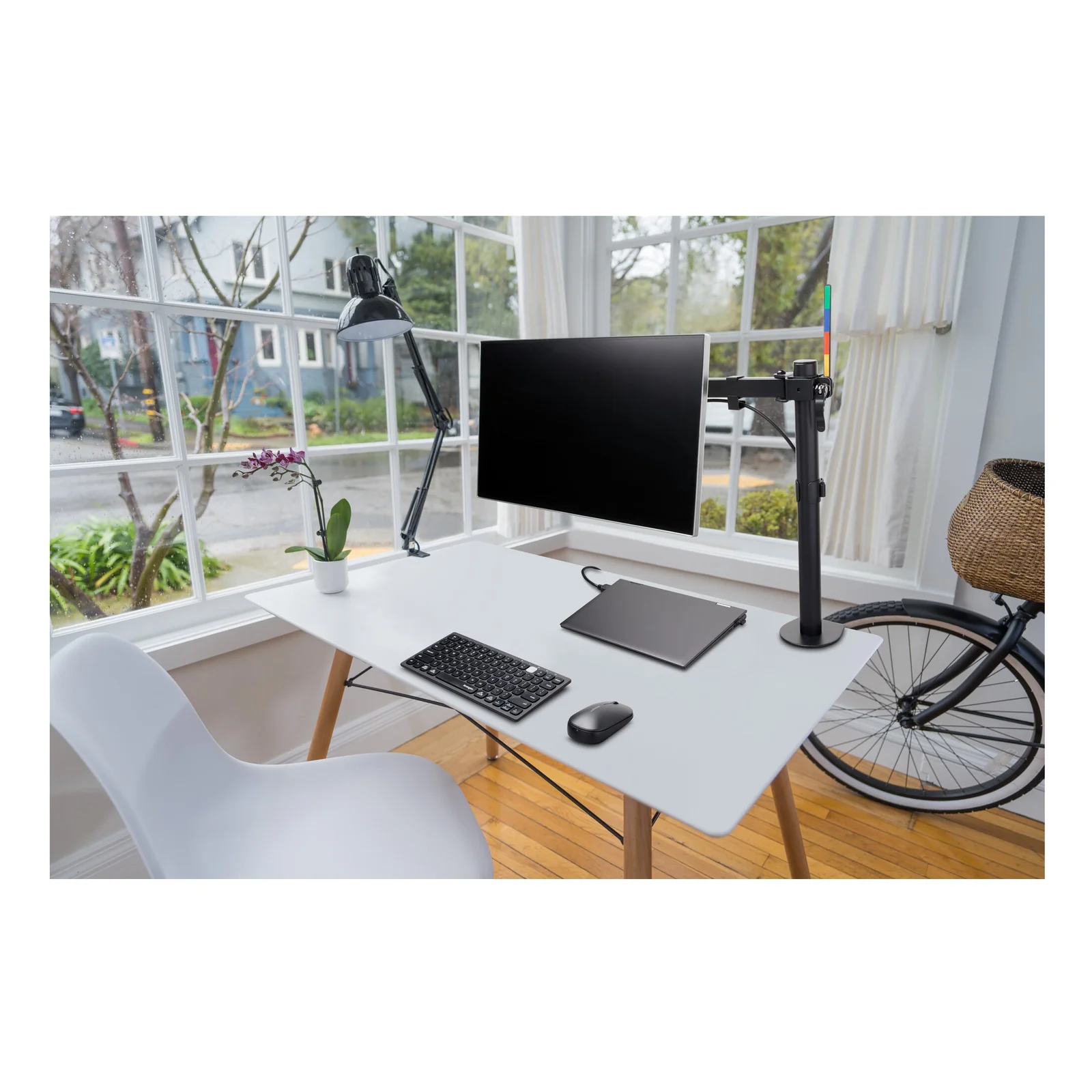 Bras Kensington SmartFit Ergo en situation home office, lumière naturelle, bureau blanc