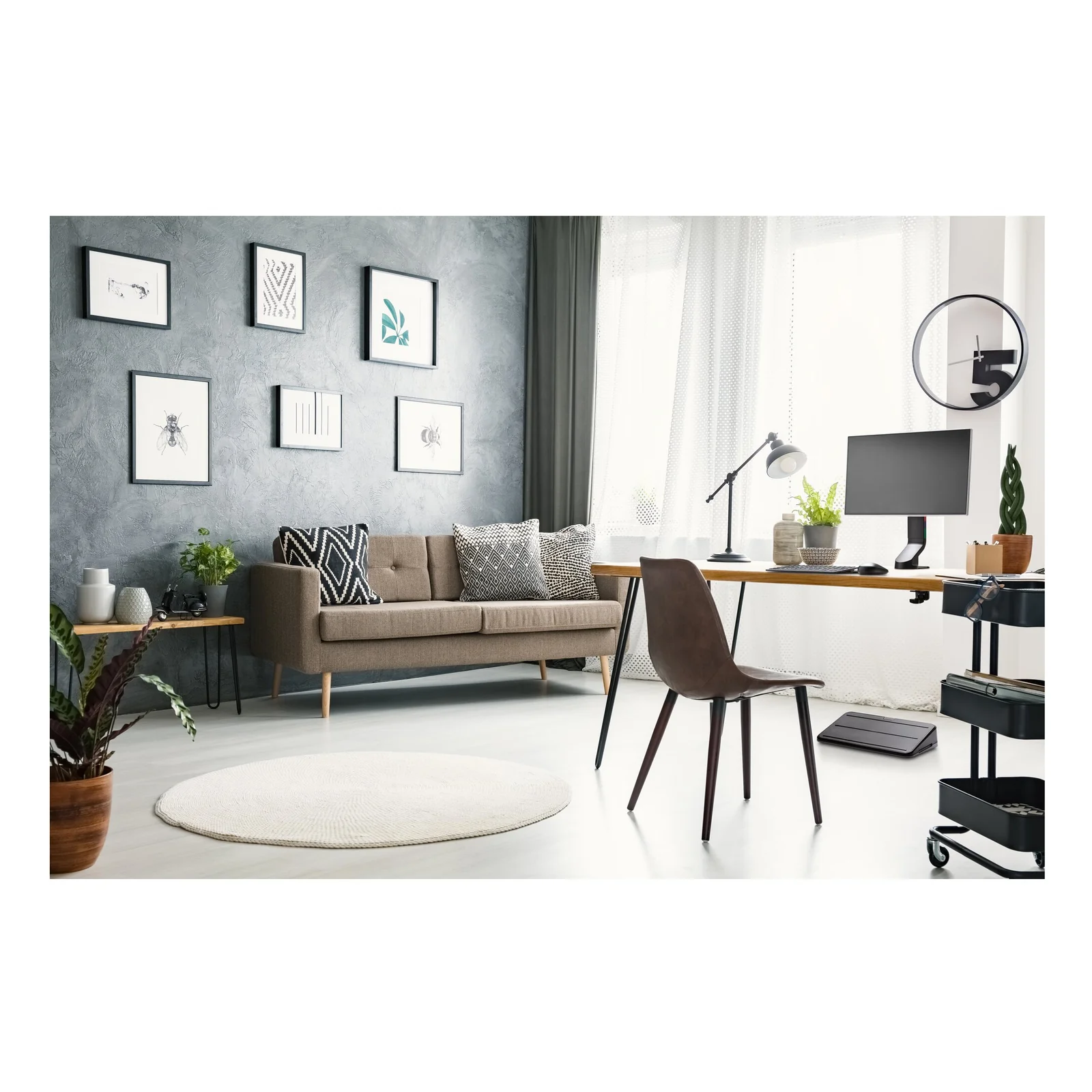 Bureau à domicile avec moniteur sur bras SmartFit Kensington, bureau brun et décoration intérieure