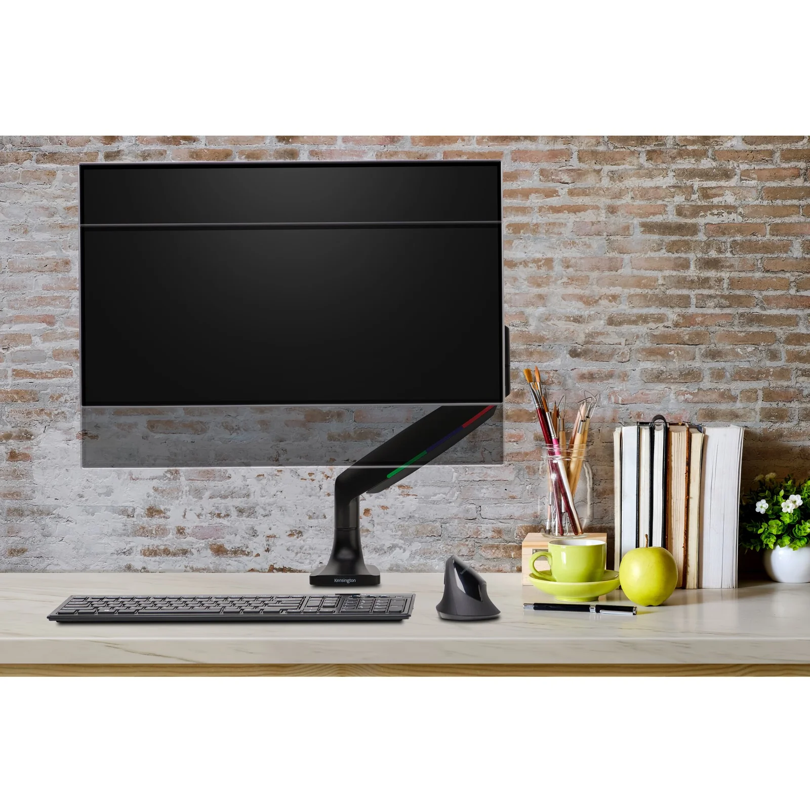 Bras Kensington K59600WW avec grand moniteur noir sur bureau en bois, vue en situation bureau