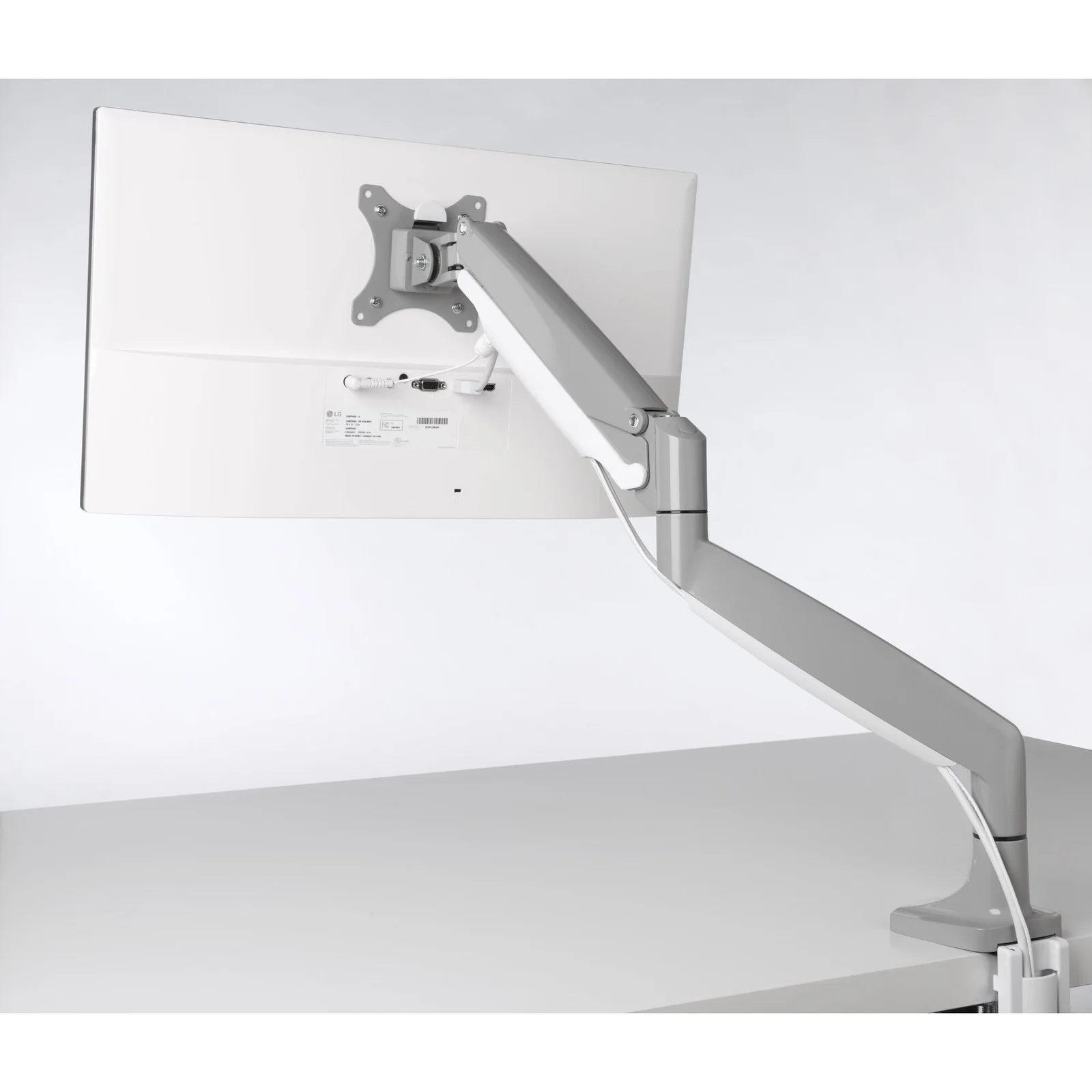 Bras articulé argenté avec moniteur, angle légèrement différent, fond blanc