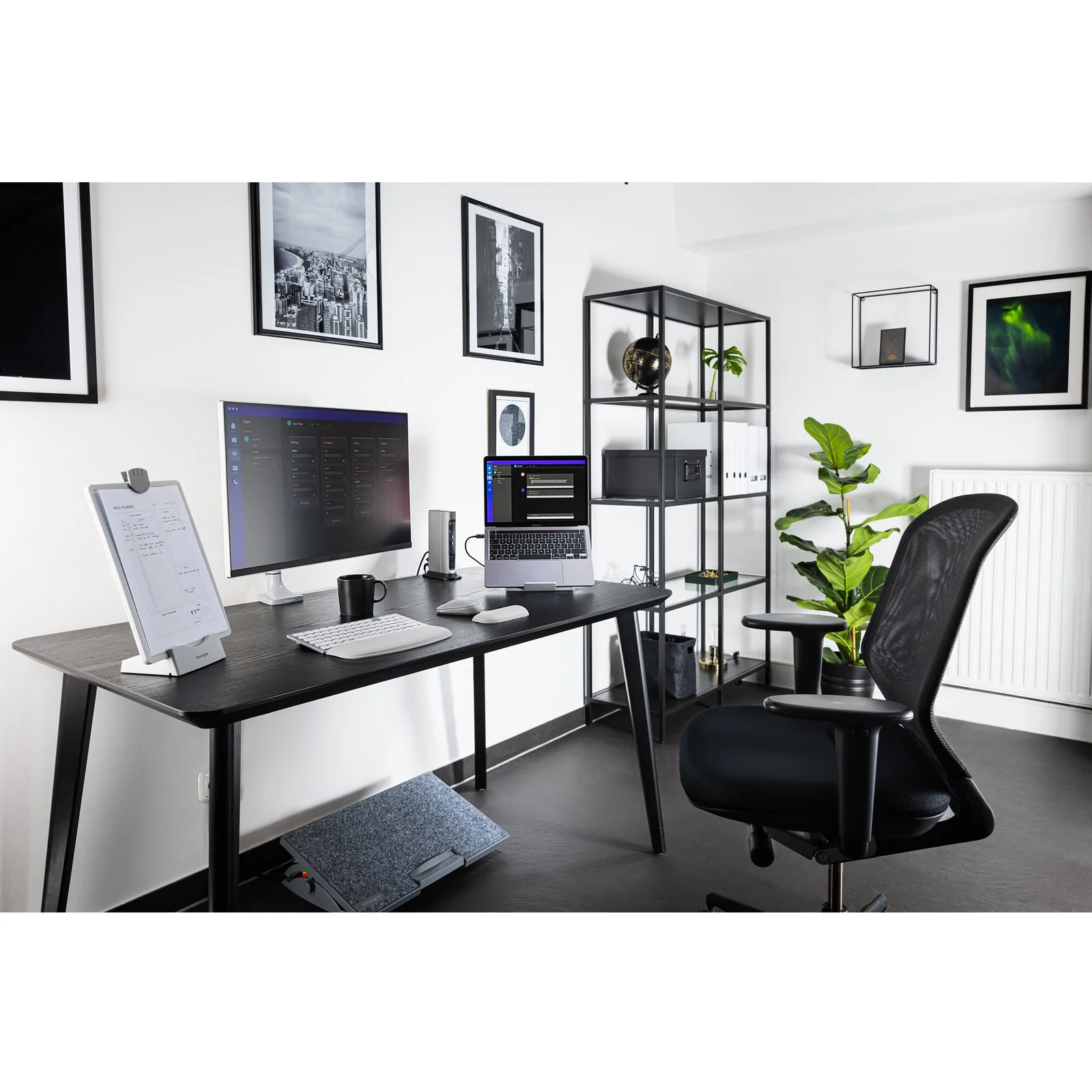 Bureau minimaliste noir, bras mono-écran avec moniteur et ordinateur portable, home office