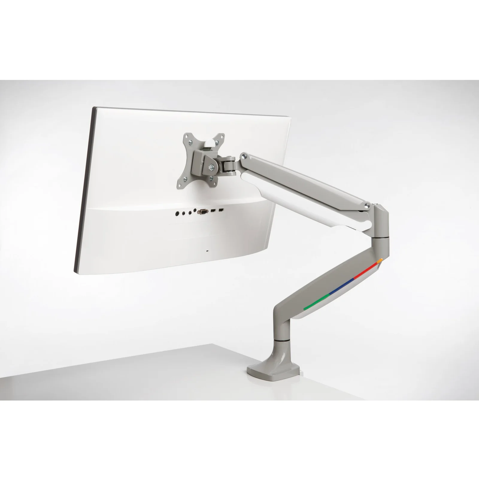 Vue de profil, bras articulé argenté avec bandeau coloré sur profilé, moniteur blanc, fond blanc