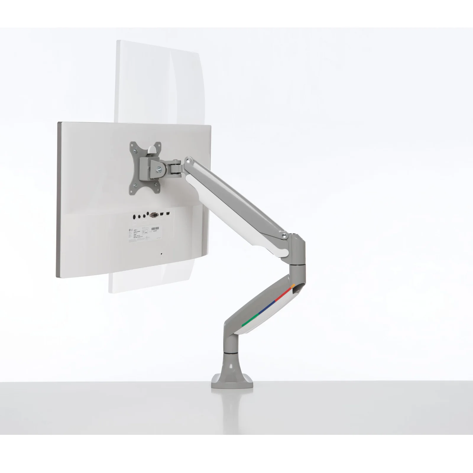 Bras articulé argenté avec moniteur en mode paysage, vue de profil, fond blanc