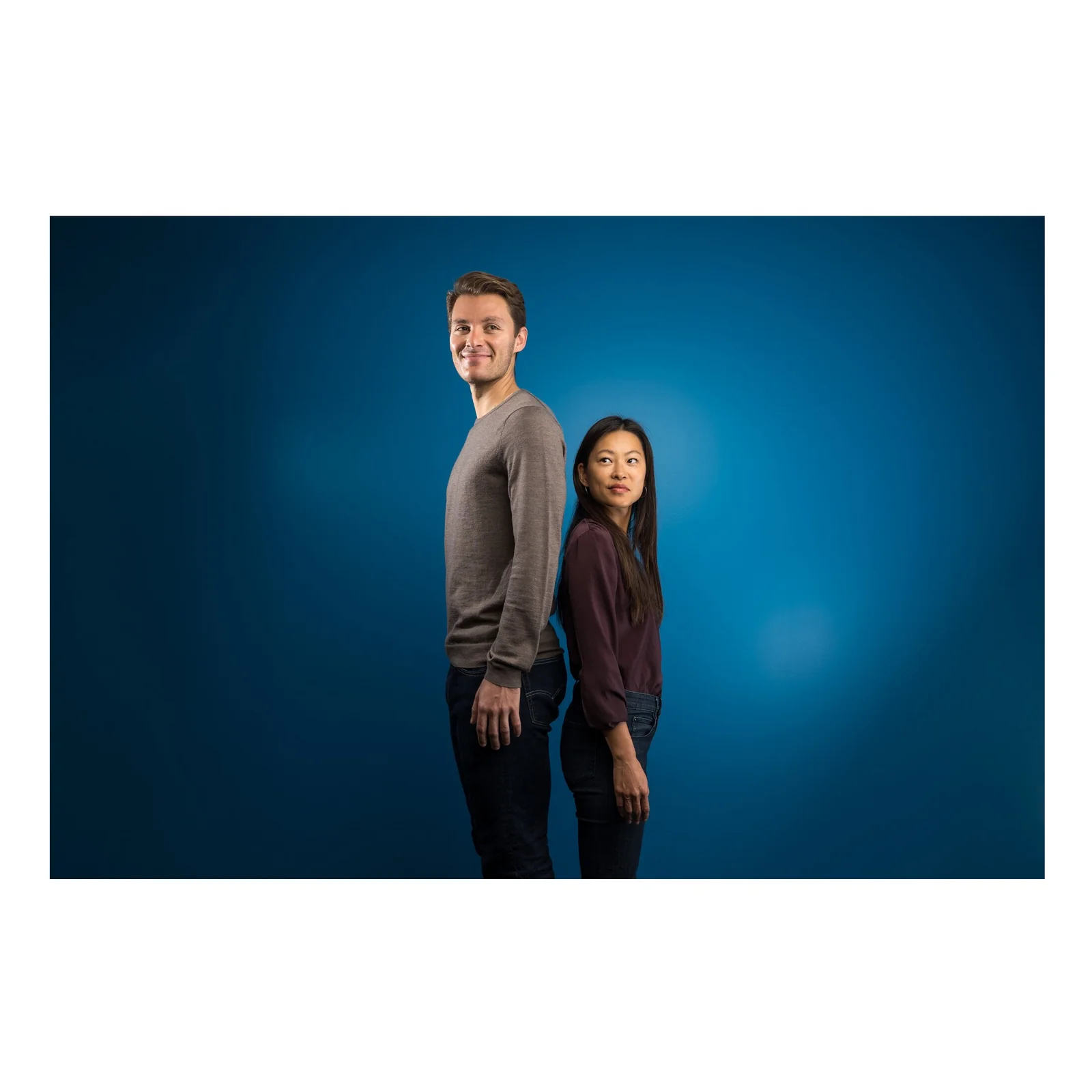 Photo lifestyle, homme et femme dos à dos sur fond bleu, image promotionnelle gamme Kensington