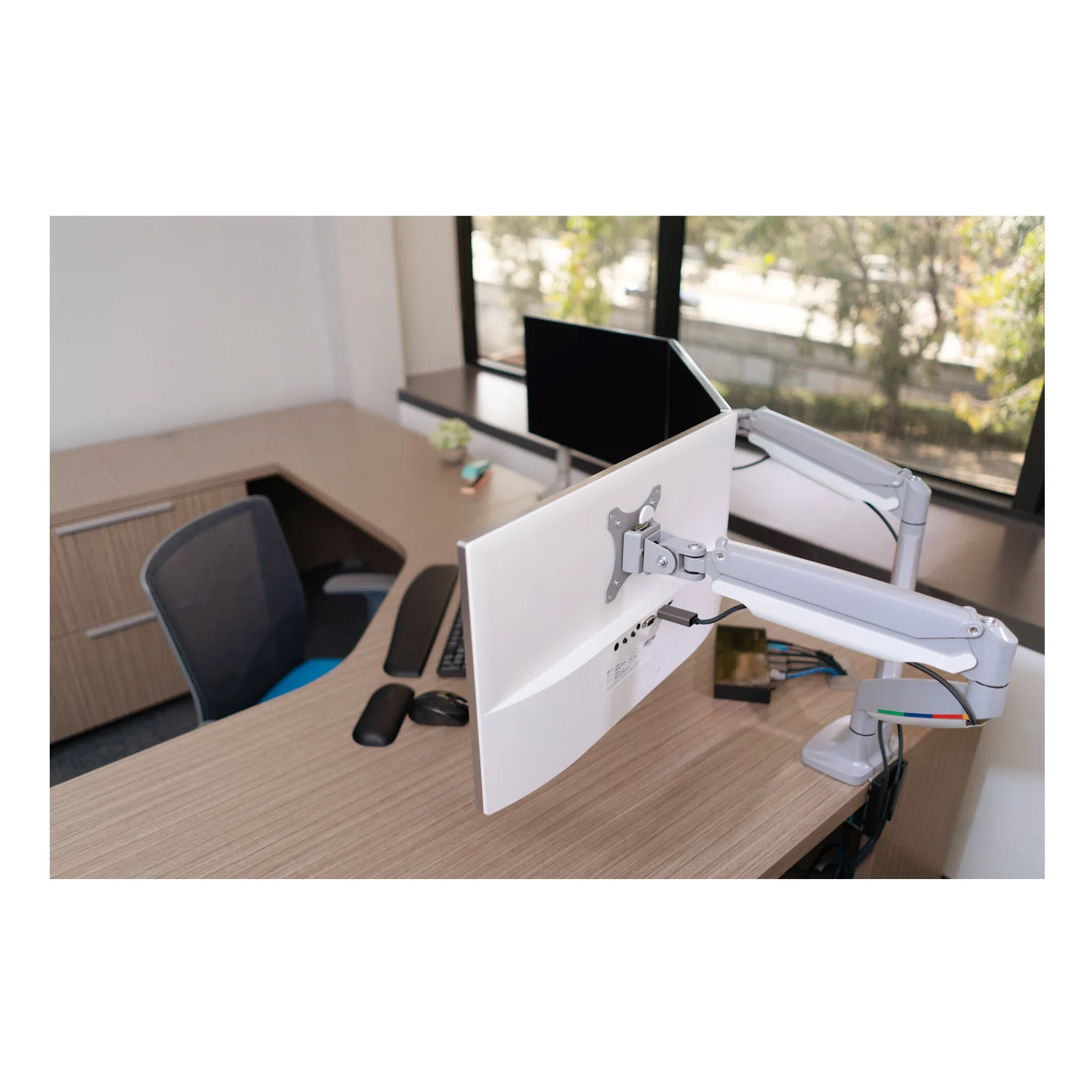 Vue d'open space avec double écran sur bras Kensington K55471EU, poste de travail professionnel