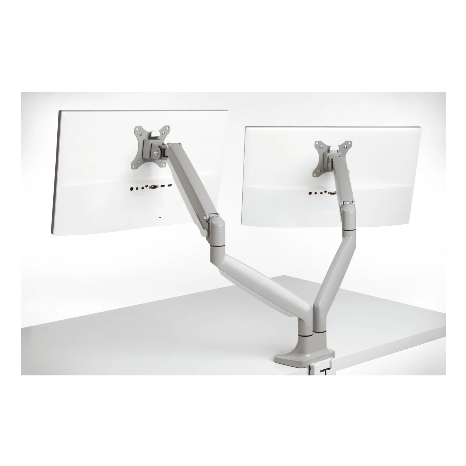 Bras double Kensington SmartFit One-Touch vue en angle, deux moniteurs montés, articulations visibles