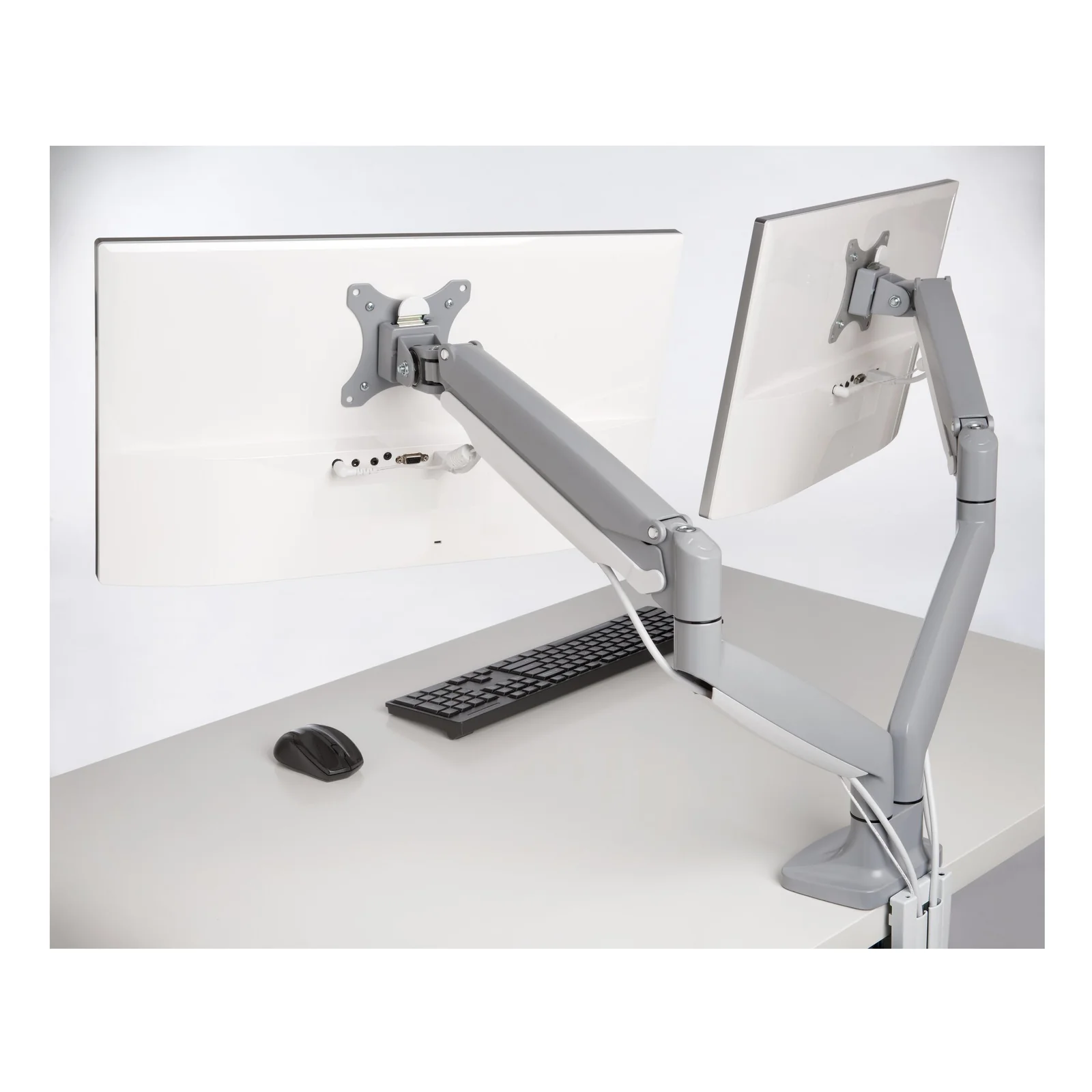 Double bras Kensington SmartFit One-Touch avec un moniteur positionné sur bureau, clavier en dessous