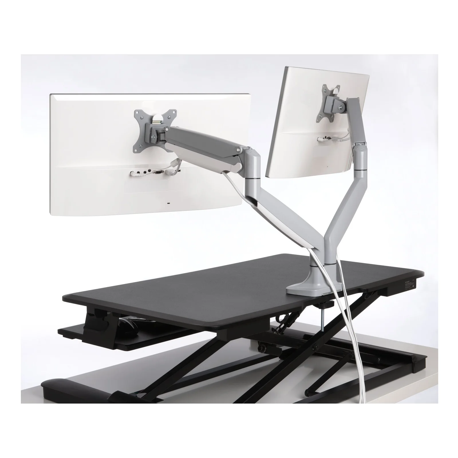 Bras double Kensington K55471EU positionné au-dessus d'une station de travail assis-debout