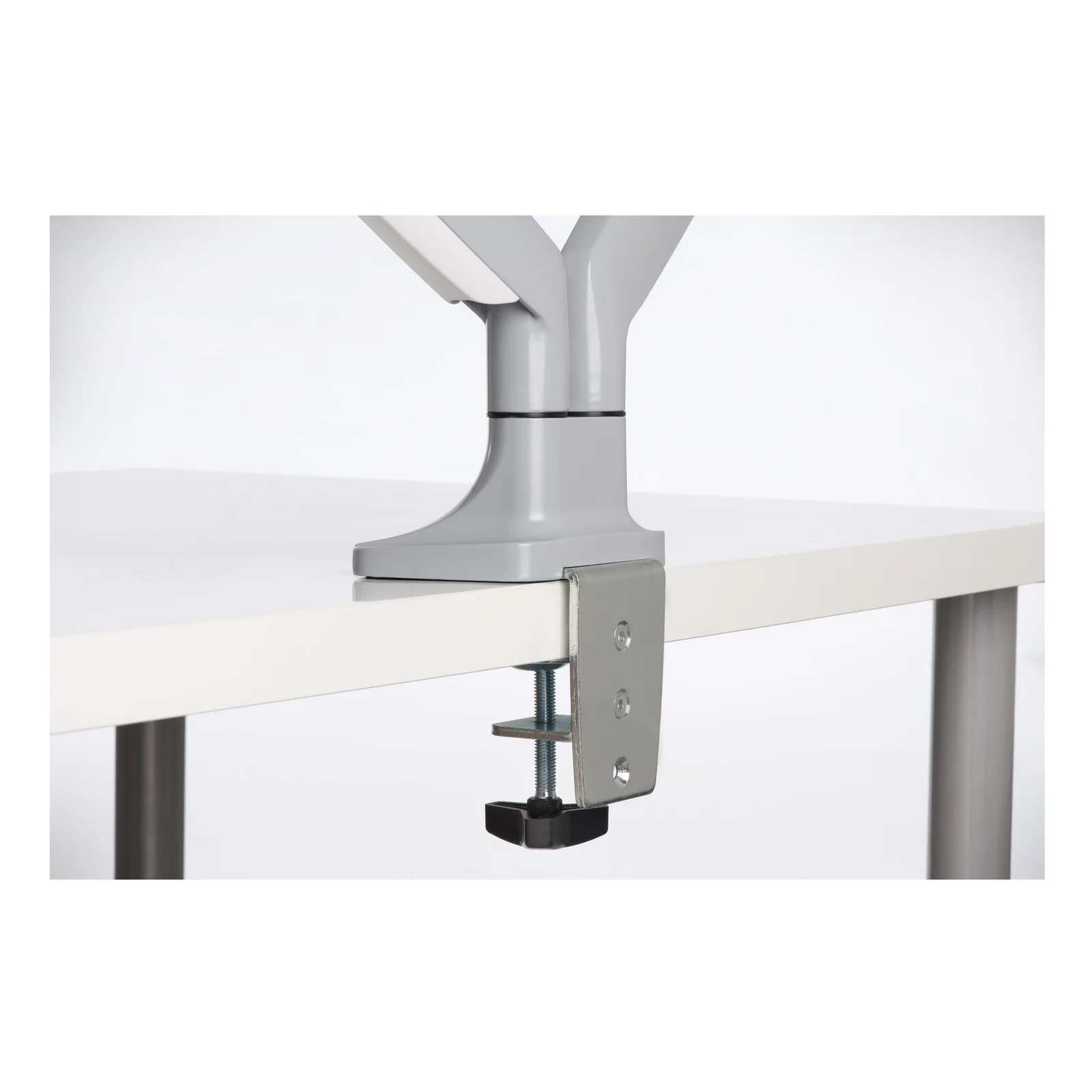 Gros plan sur la pince C-clamp du bras Kensington K55471EU serrée sur plateau de bureau blanc