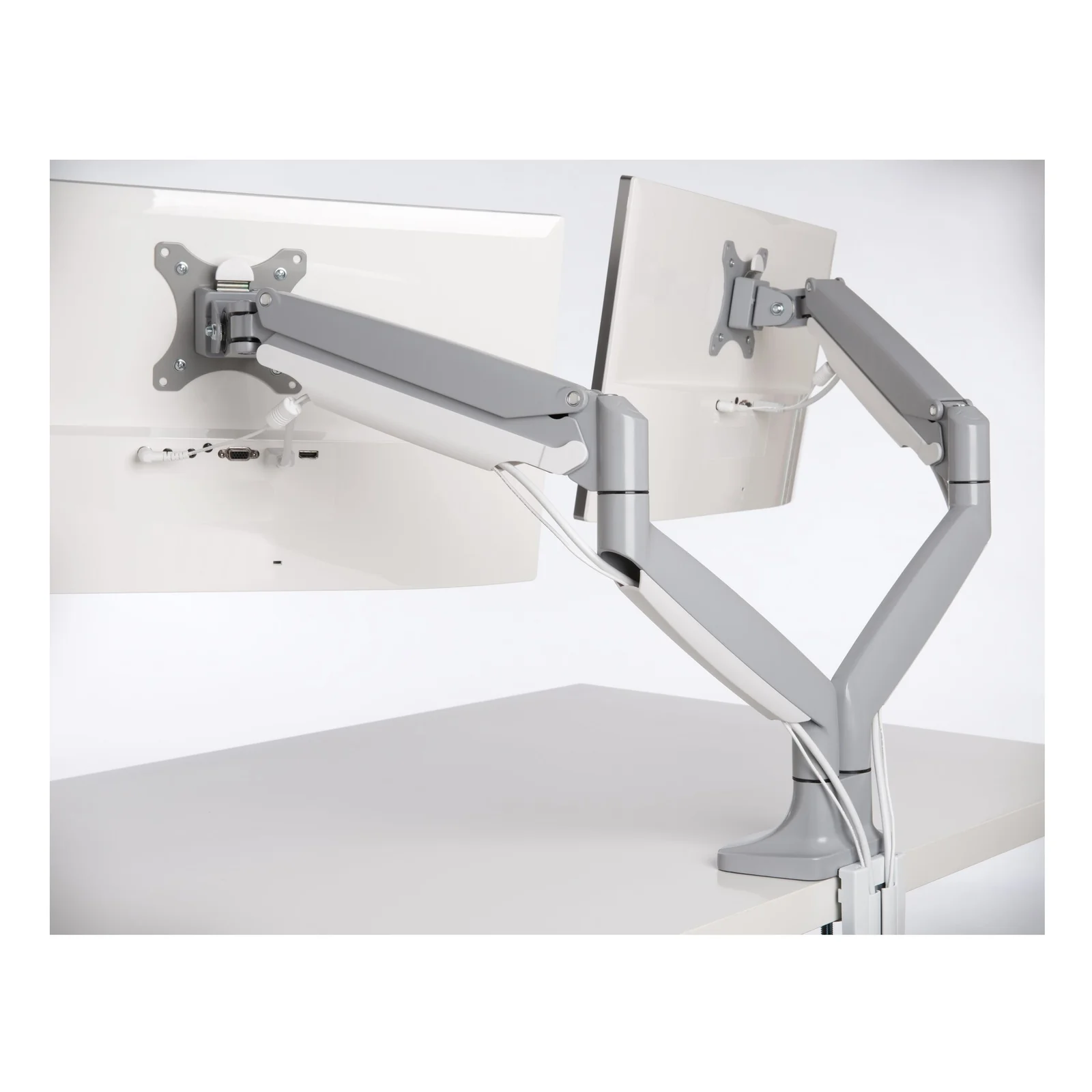 Vue frontale du double bras Kensington SmartFit One-Touch, deux moniteurs côte à côte, argenté