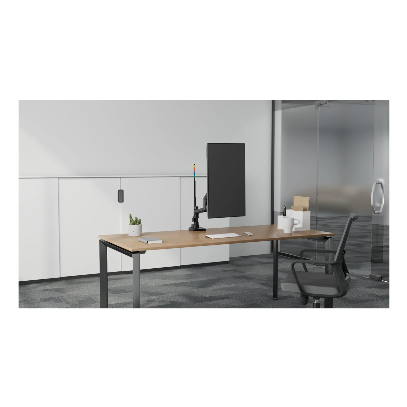 Bras moniteur noir sur bureau bois clair, écran paysage en hauteur, open space