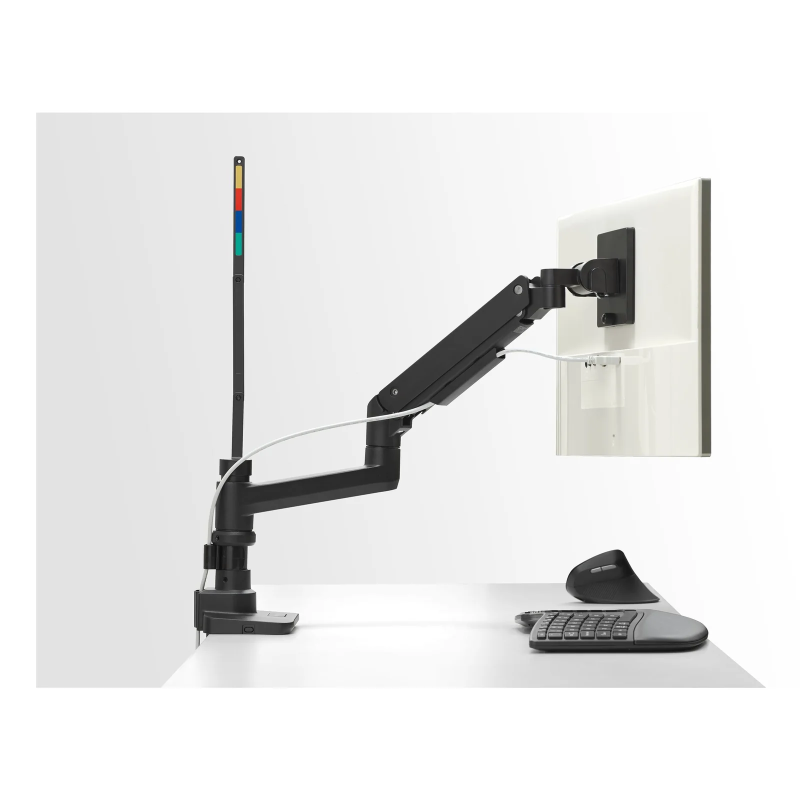 Bras moniteur noir déployé, vue de face, écran en position paysage, clavier sur bureau
