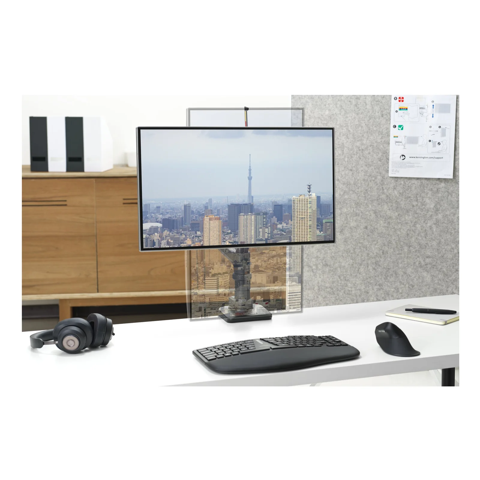 Bras moniteur noir avec large écran paysage, contexte bureau professionnel moderne