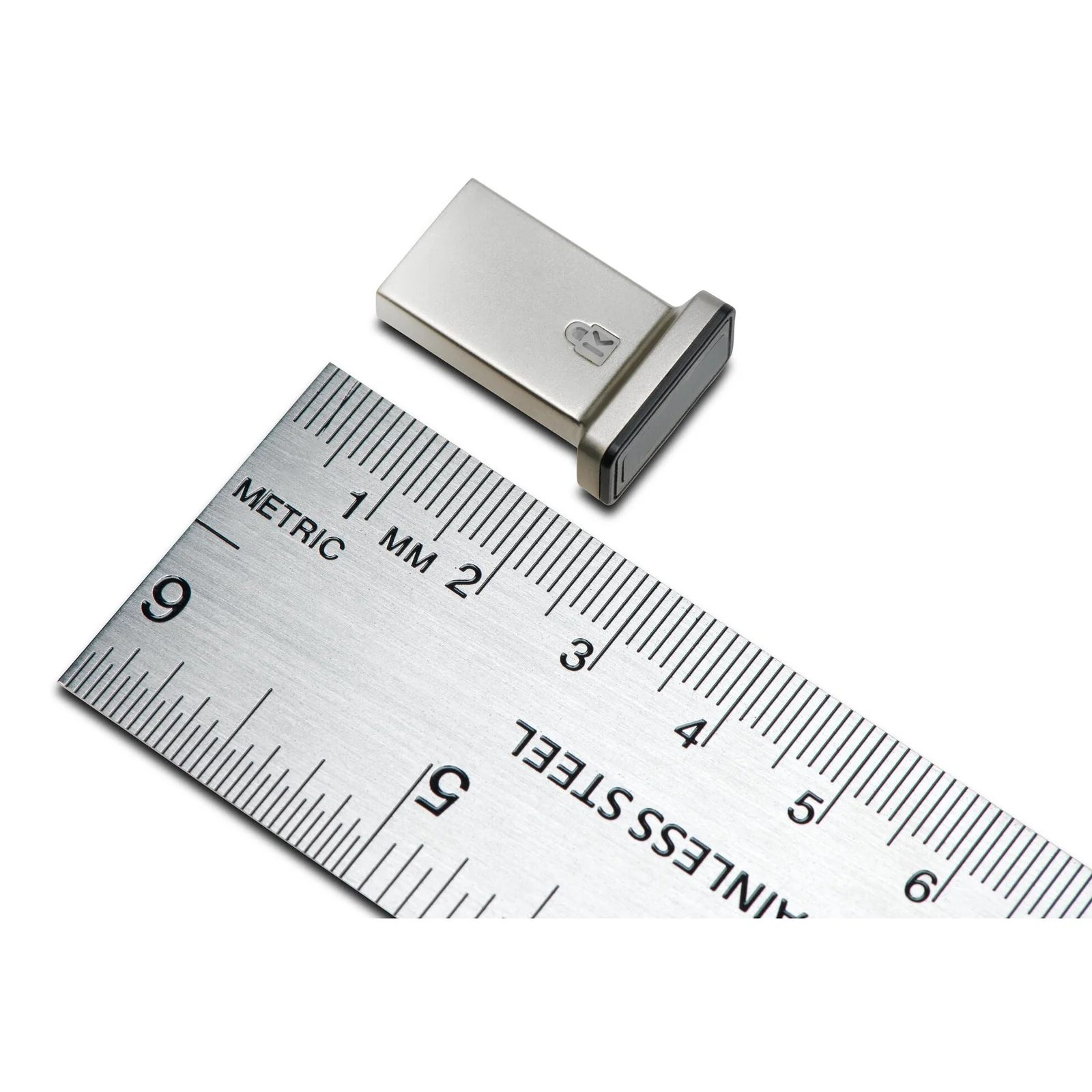 Clé VeriMark IT posée sur règle métrique, format nano et dimensions réduites visibles