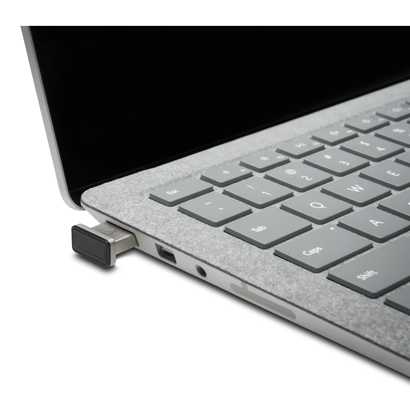 Clé VeriMark IT branchée dans un port USB d'ordinateur portable, vue de dessus