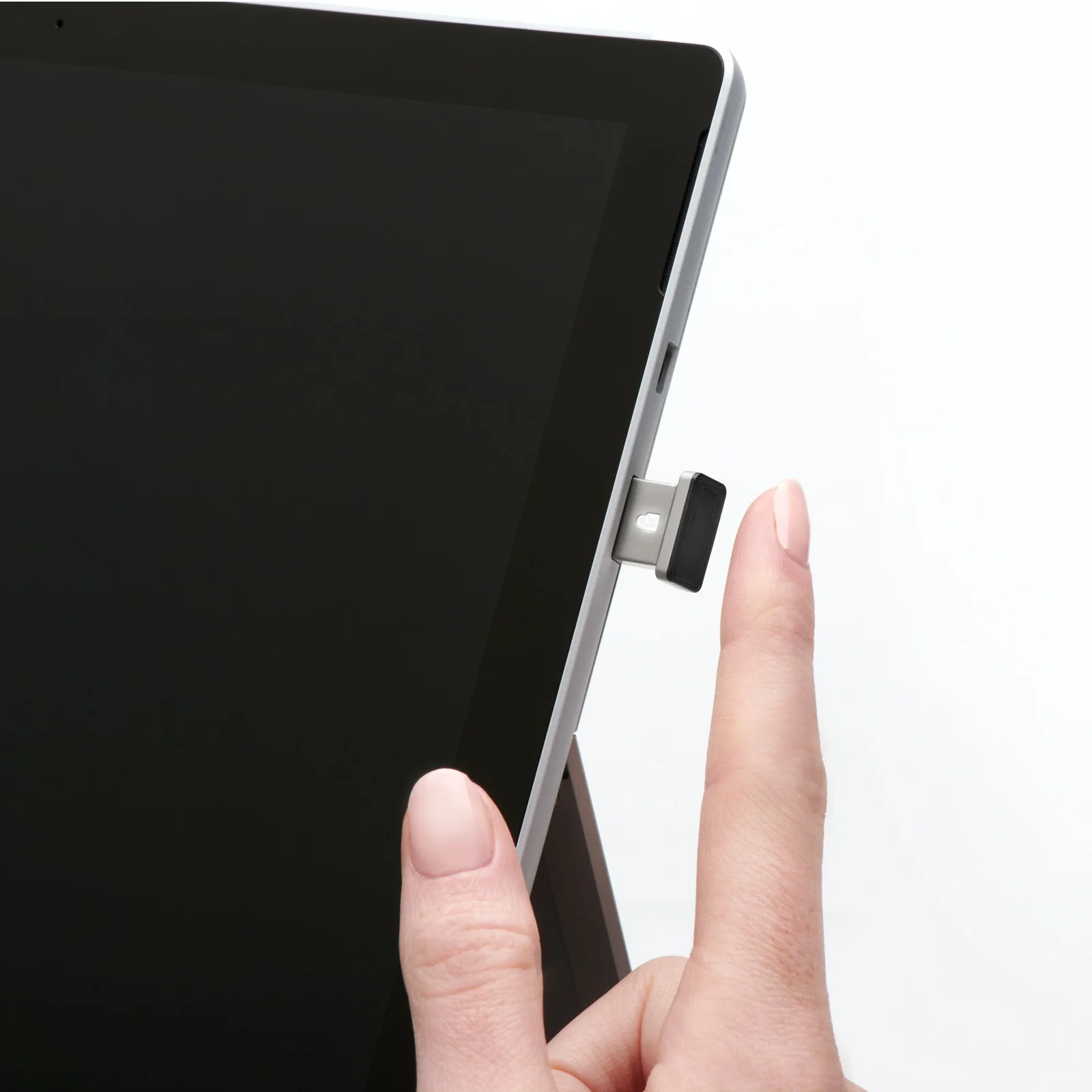 Clé VeriMark IT insérée dans le port USB d'une tablette Surface, vue de face
