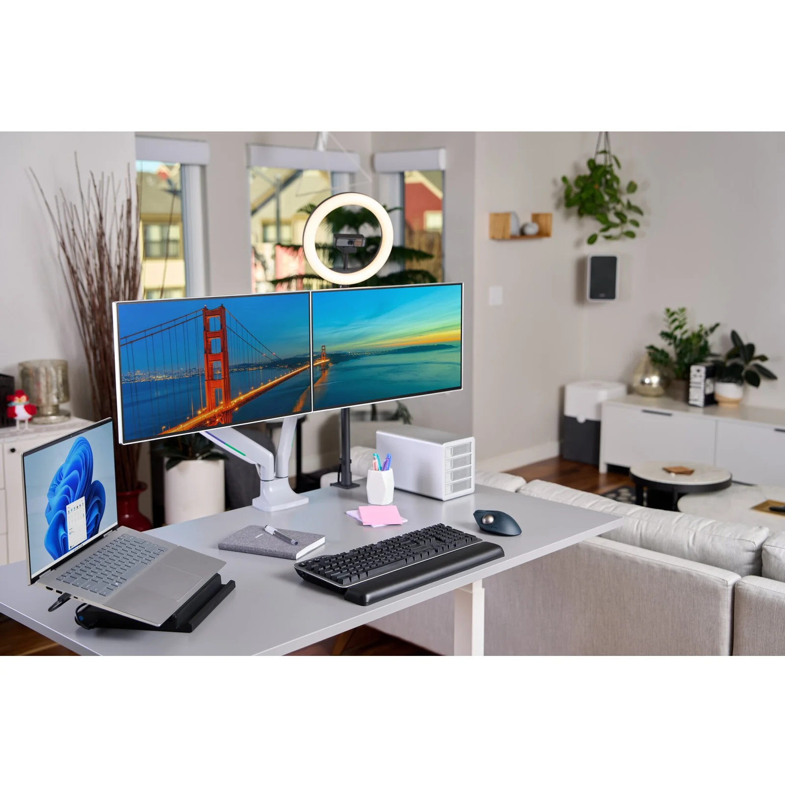 Bureau double moniteur avec webcam W2050, ring light et accessoires sur bureau blanc
