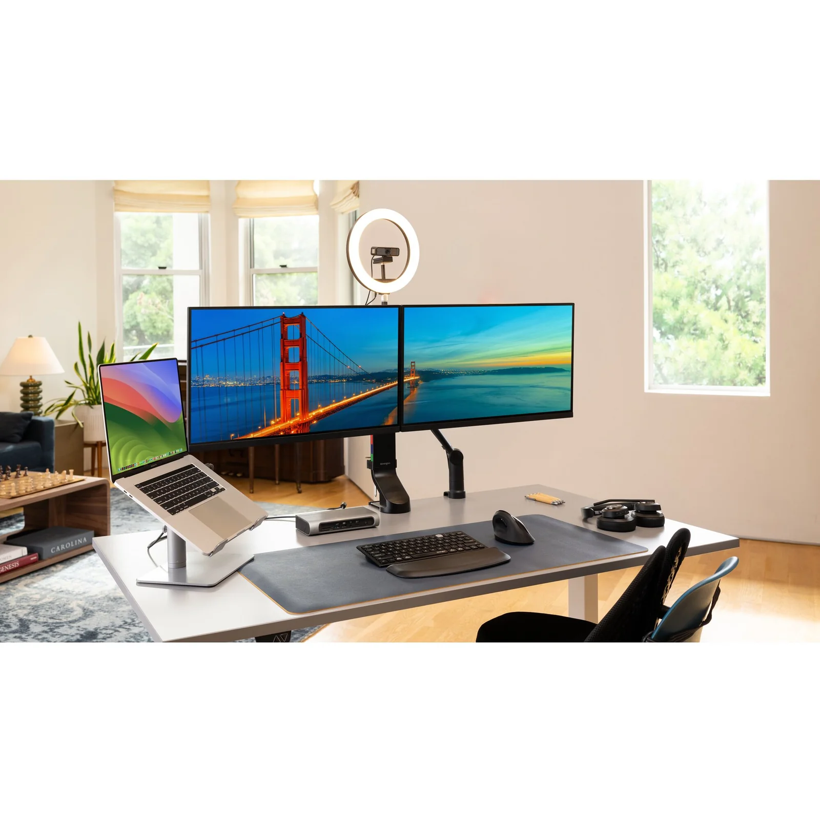 Bureau home office double moniteur avec ring light et webcam en position de travail