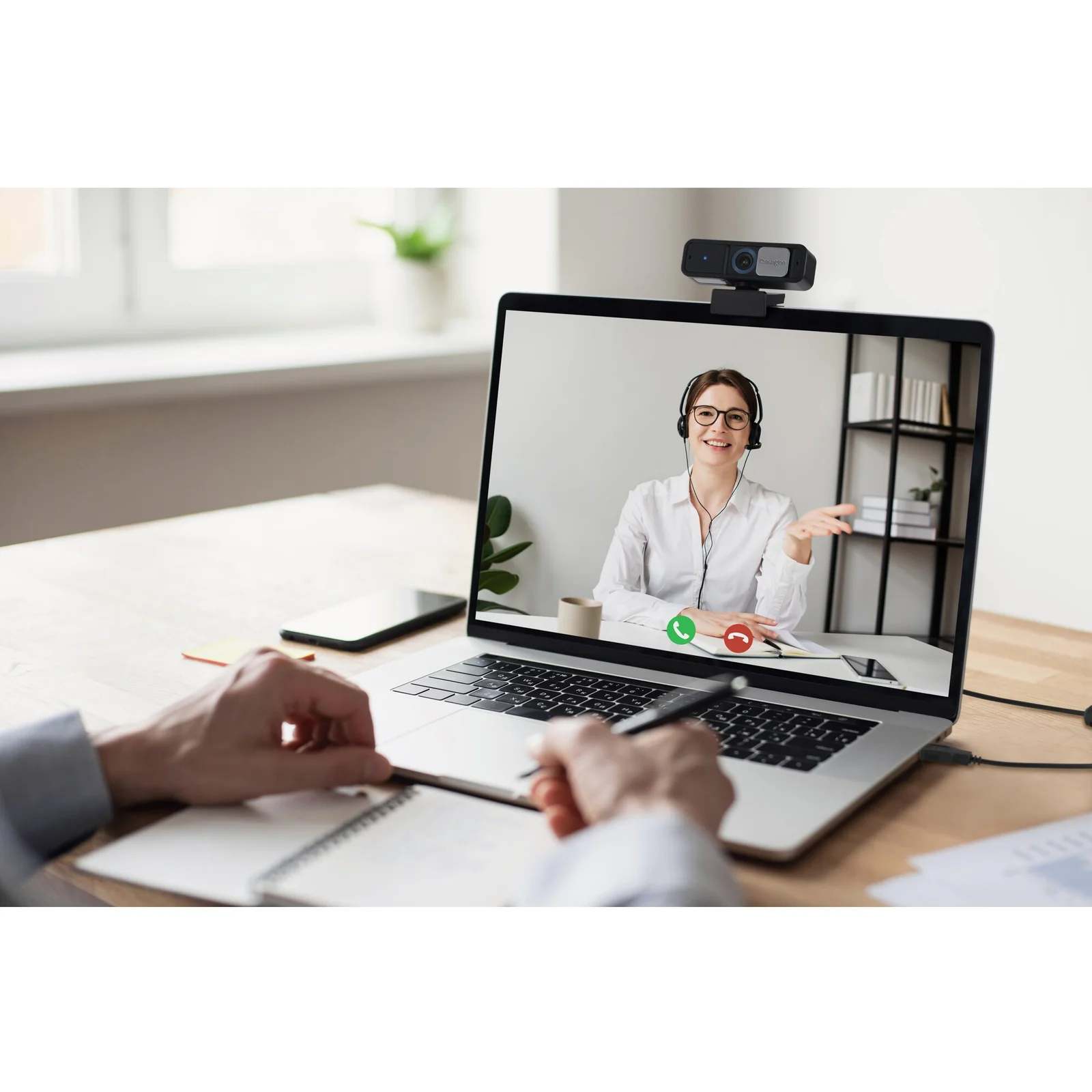 Écran d'ordinateur portable avec appel vidéo actif, webcam W2050 posée devant