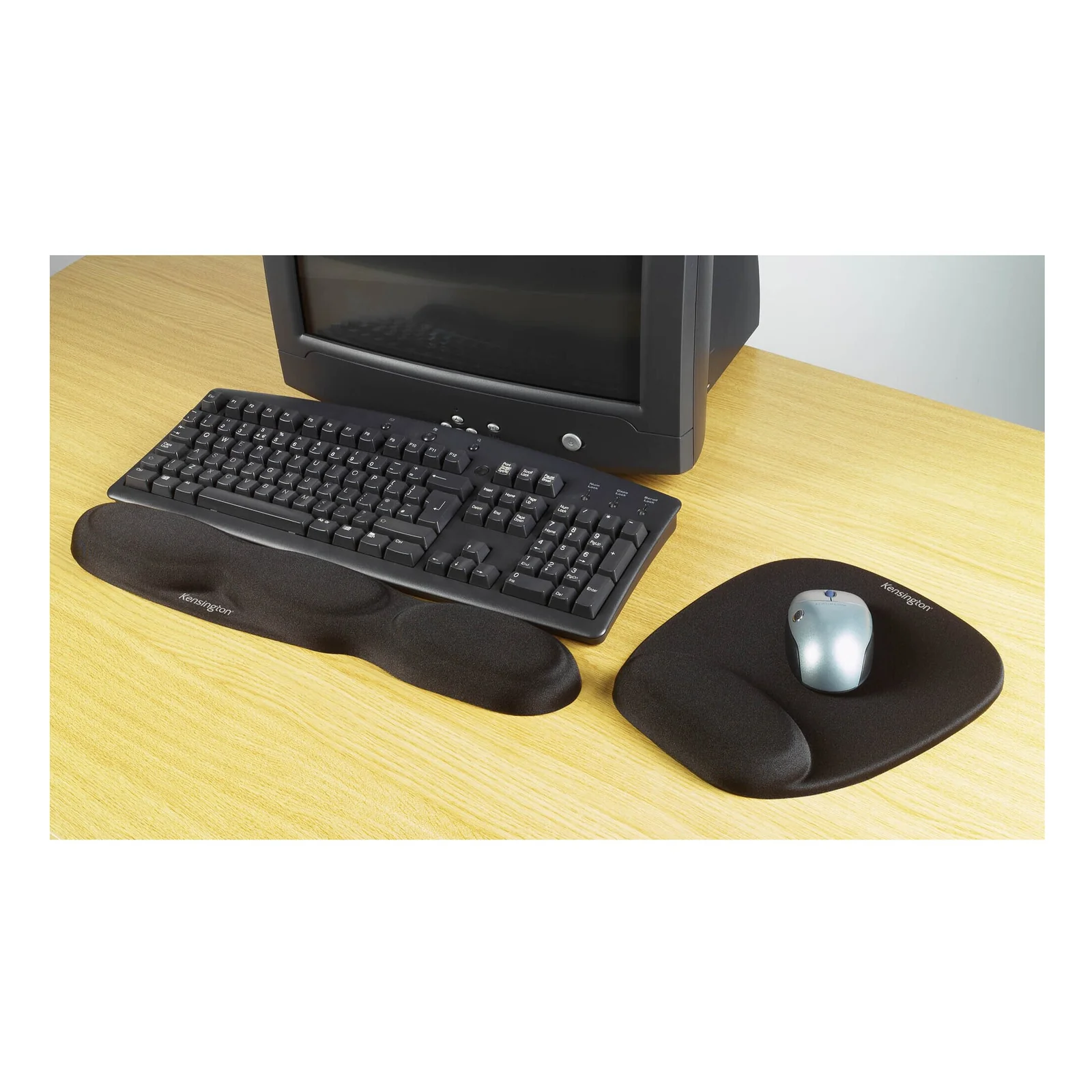Repose-poignets Kensington Wrist Pillow posé devant un clavier sur un bureau, avec tapis de souris noir
