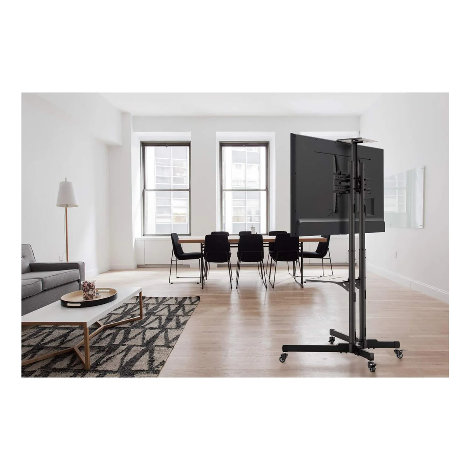 Manhattan Support sur roulettes pour TV/moniteurs, écrans 37" à 65", Compatibilité VESA : de 200x200 à 600x400 mm (vérifiez les dimensions des quatre trous de fixation à l’arrière), charge max. 40 kg, noir