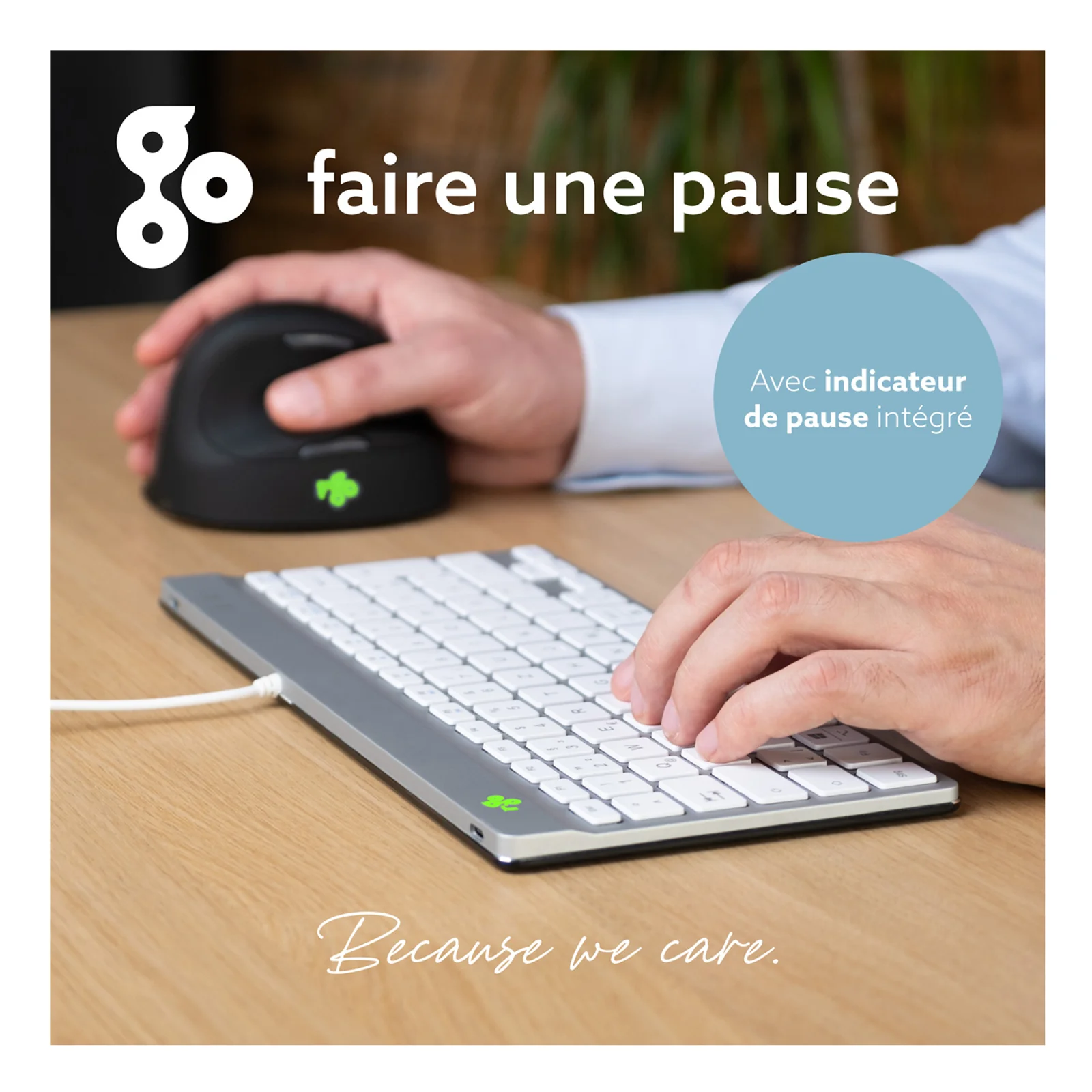 Photo lifestyle R-Go, main sur clavier compact et souris, fond gris clair, texte faire une pause
