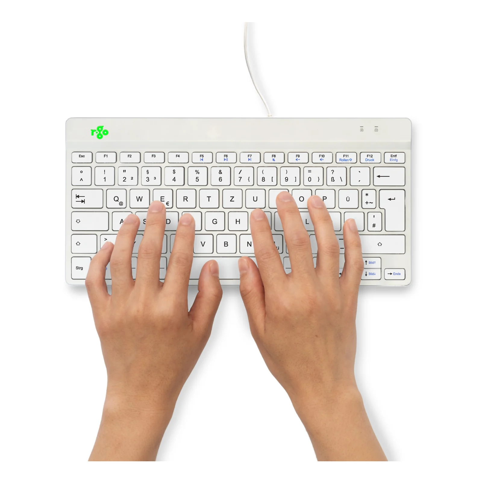 Deux mains posées sur clavier compact blanc R-Go, vue de dessus, fond blanc