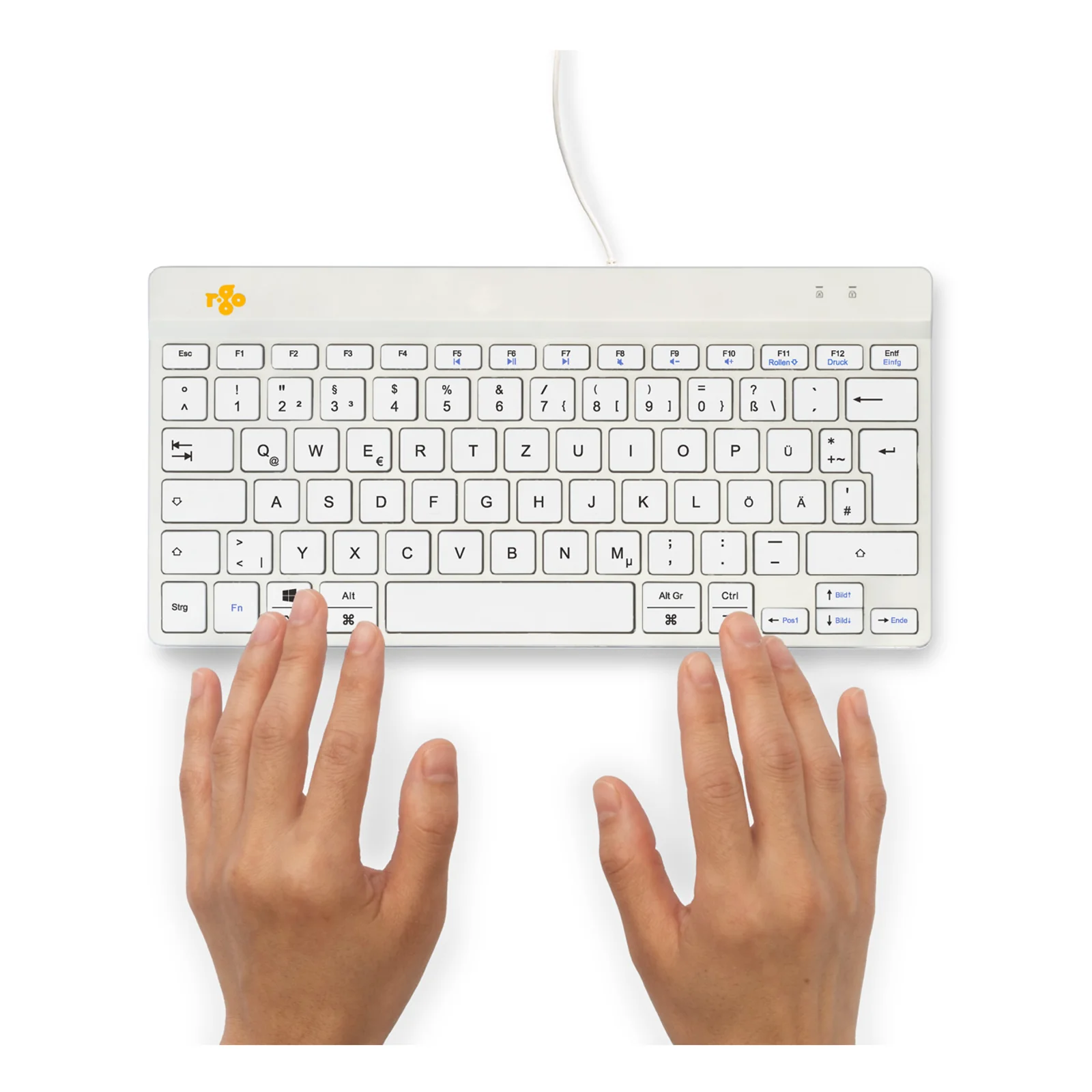 Deux mains tapant sur clavier compact R-Go blanc, vue de dessus légèrement inclinée, fond blanc