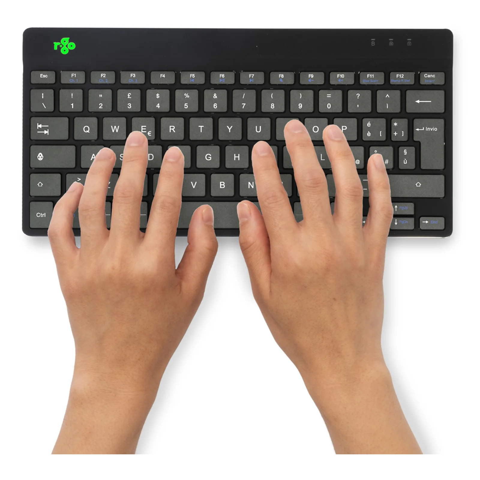 Deux mains posées à plat sur le clavier compact R-Go noir, vue de dessus