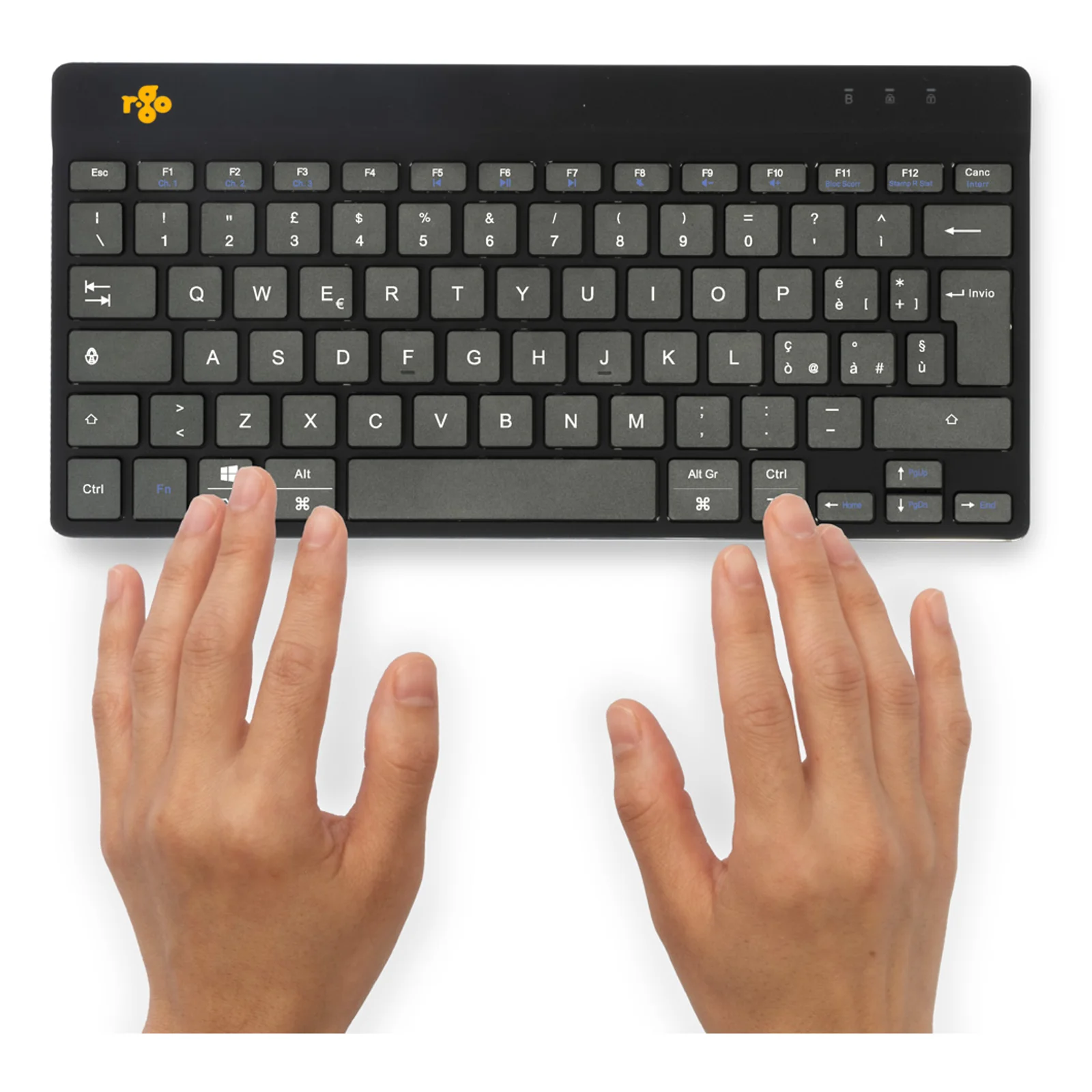 Deux mains tapant sur le clavier compact R-Go noir, angle légèrement plongeant