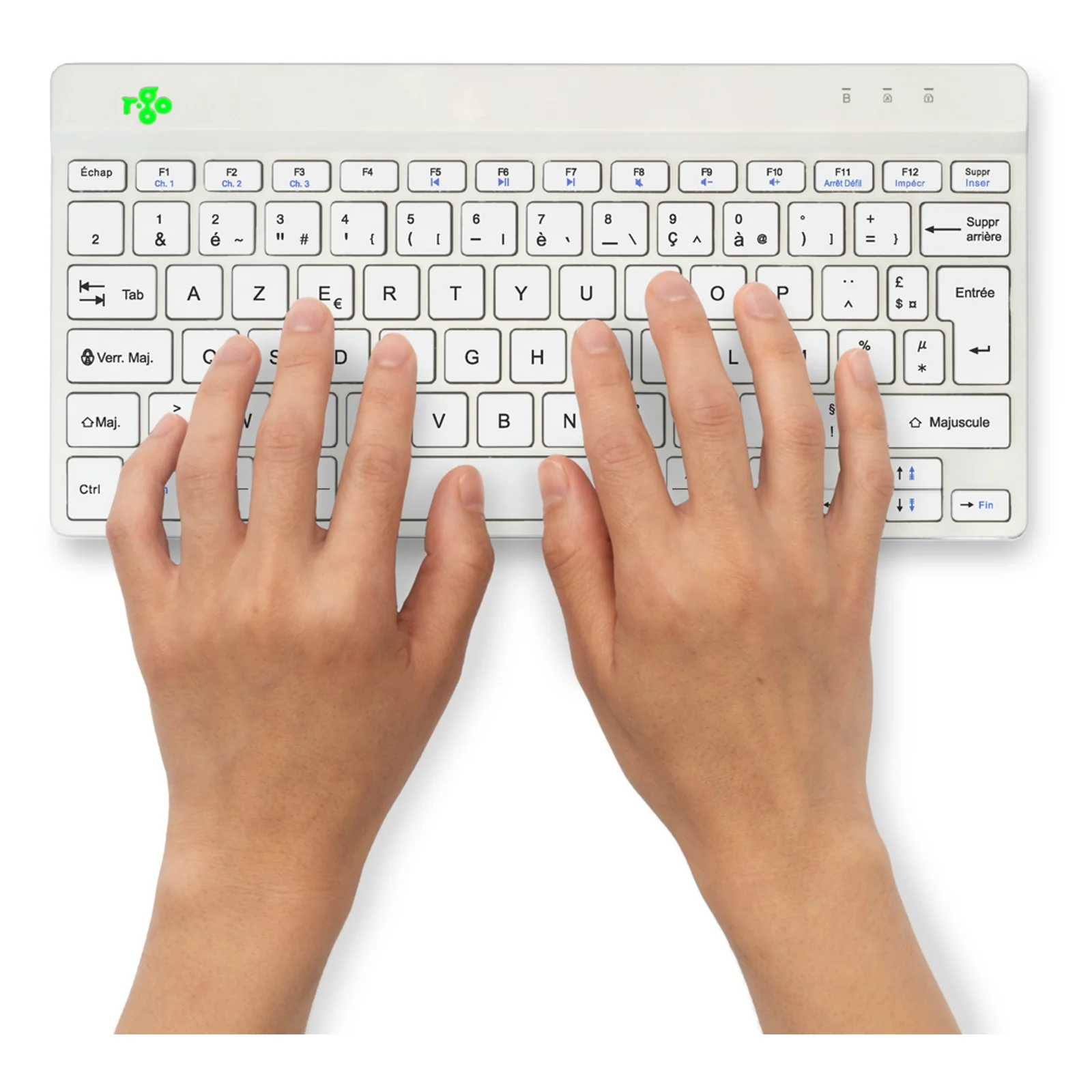 Deux mains posées sur clavier compact blanc AZERTY, fond blanc, vue de dessus