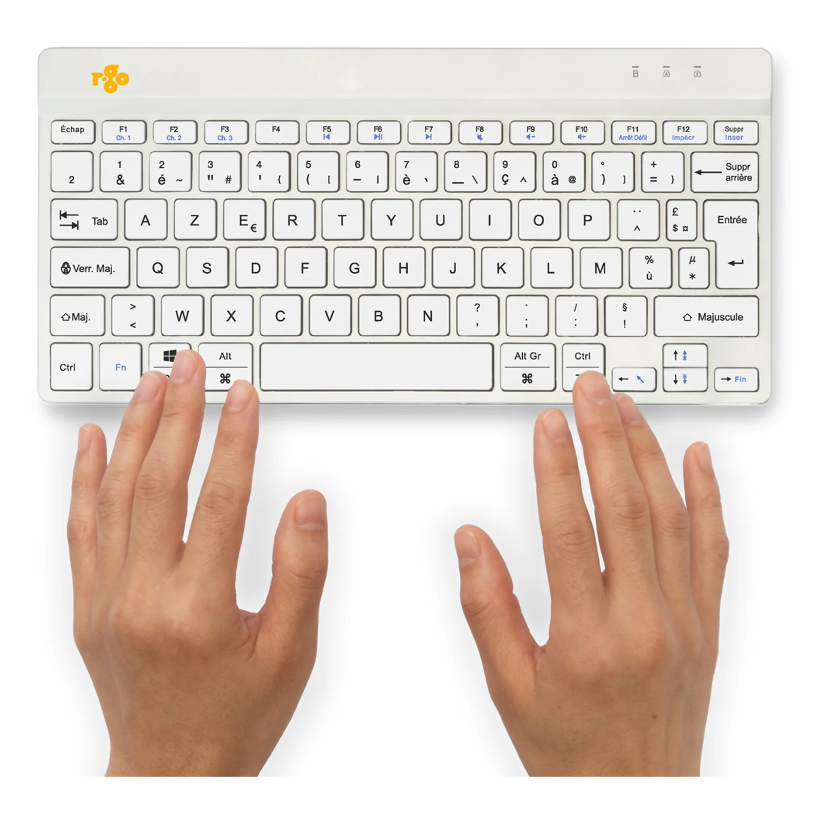 Deux mains en train de taper sur clavier compact blanc, fond blanc, vue légèrement inclinée