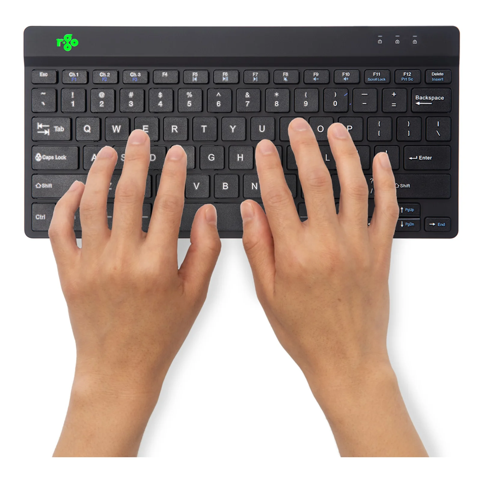 Deux mains en train de taper sur le clavier compact noir, vue plongeante