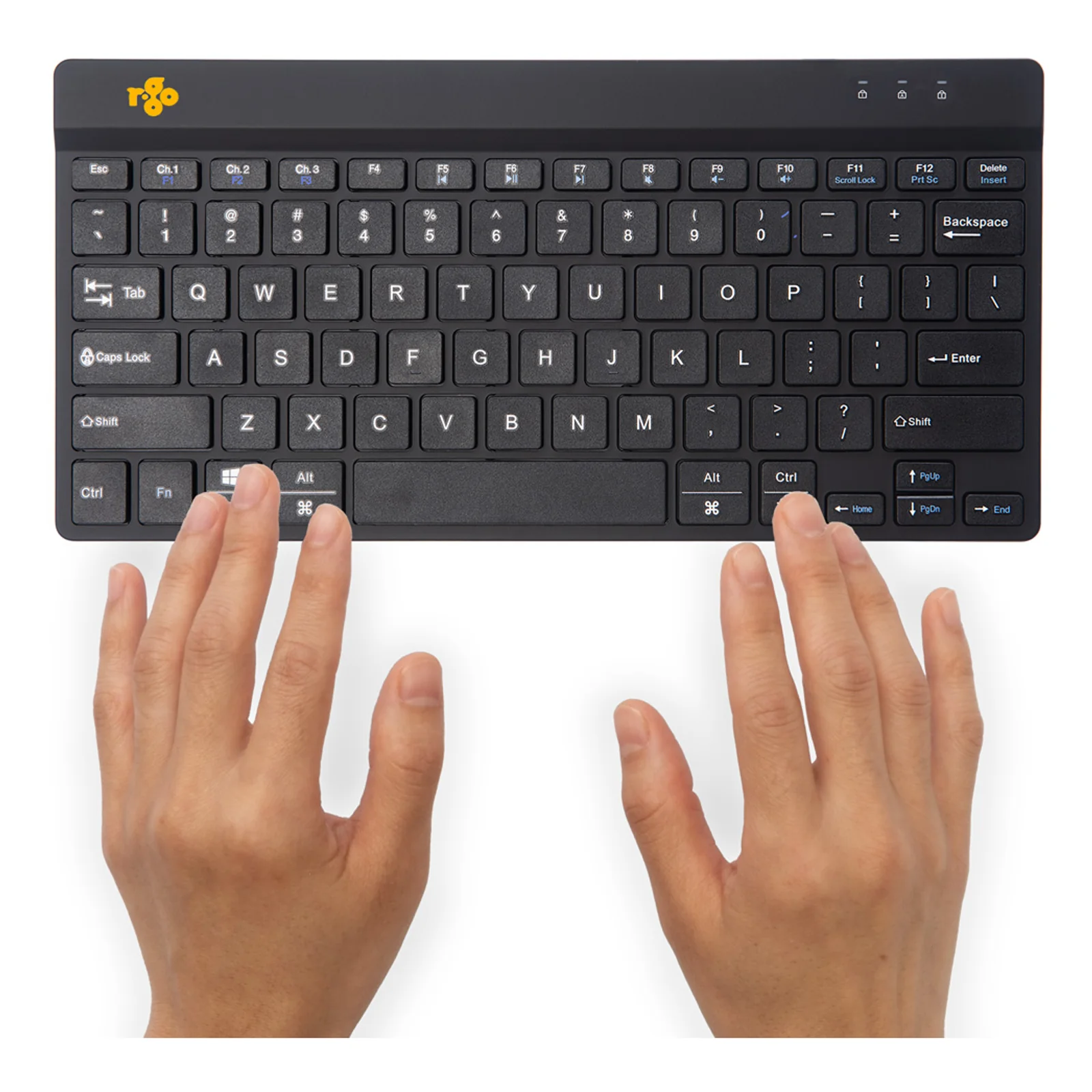 Deux mains en position de frappe sur le clavier compact noir, vue de dessus