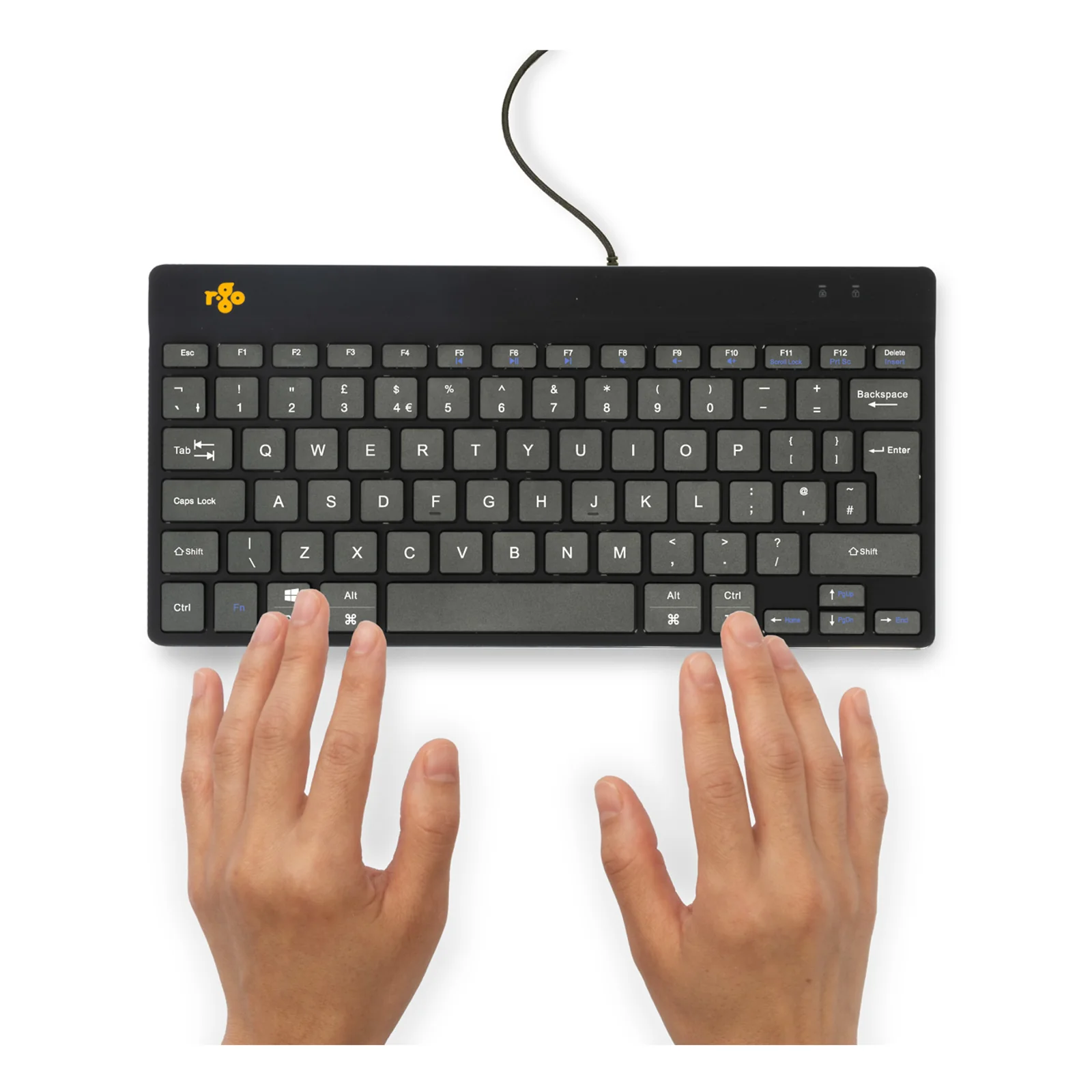Mains posées sur le clavier compact R-Go Compact Break, vue de face légèrement inclinée