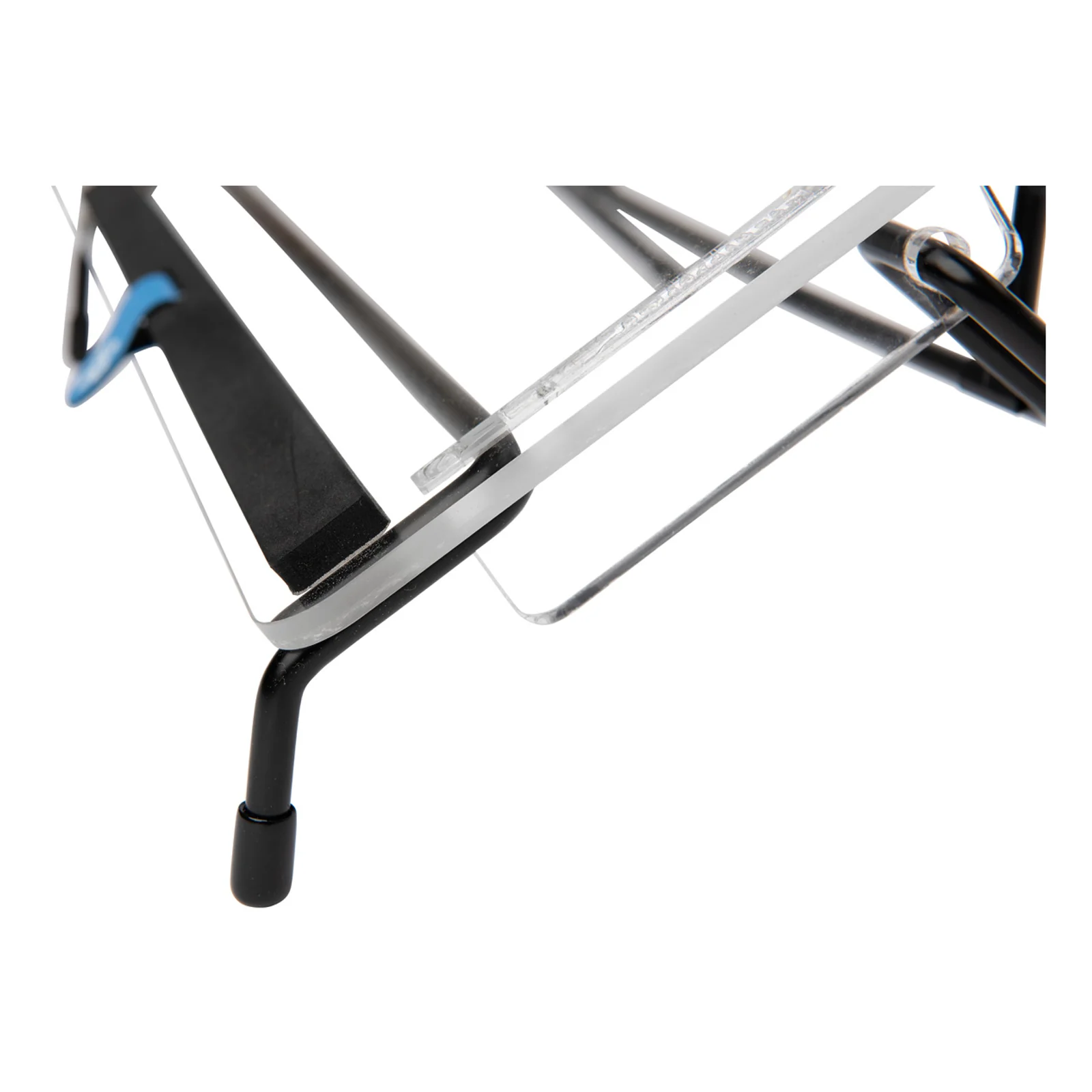 Détail des pieds en acier noir du R-Go Flex Read avec embouts antidérapants, fond bleu