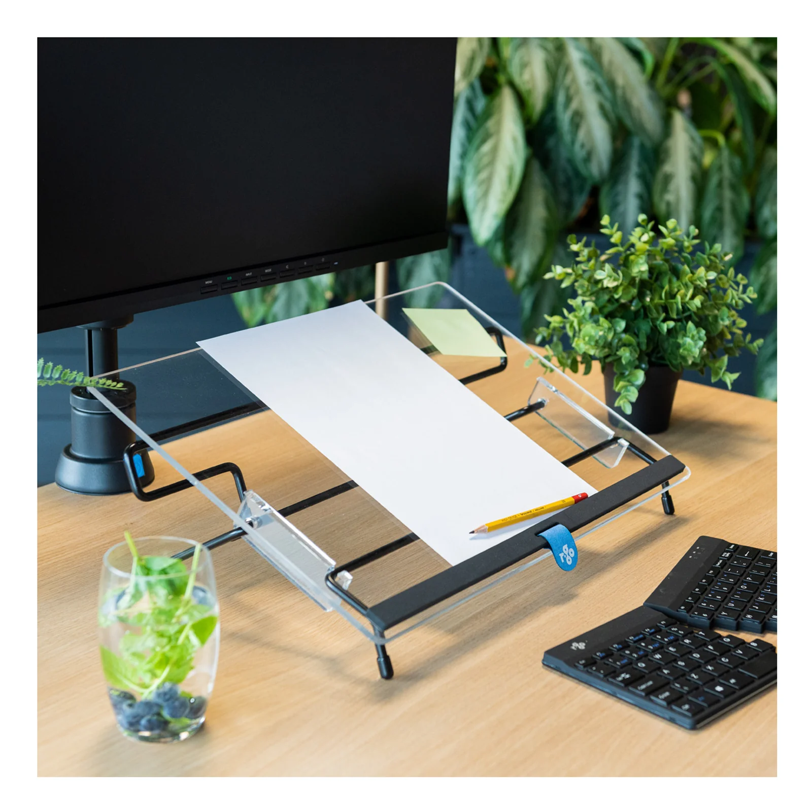 R-Go Flex Read posé sur bureau en bois, vue 3/4 dessus, avec clavier et plantes déco