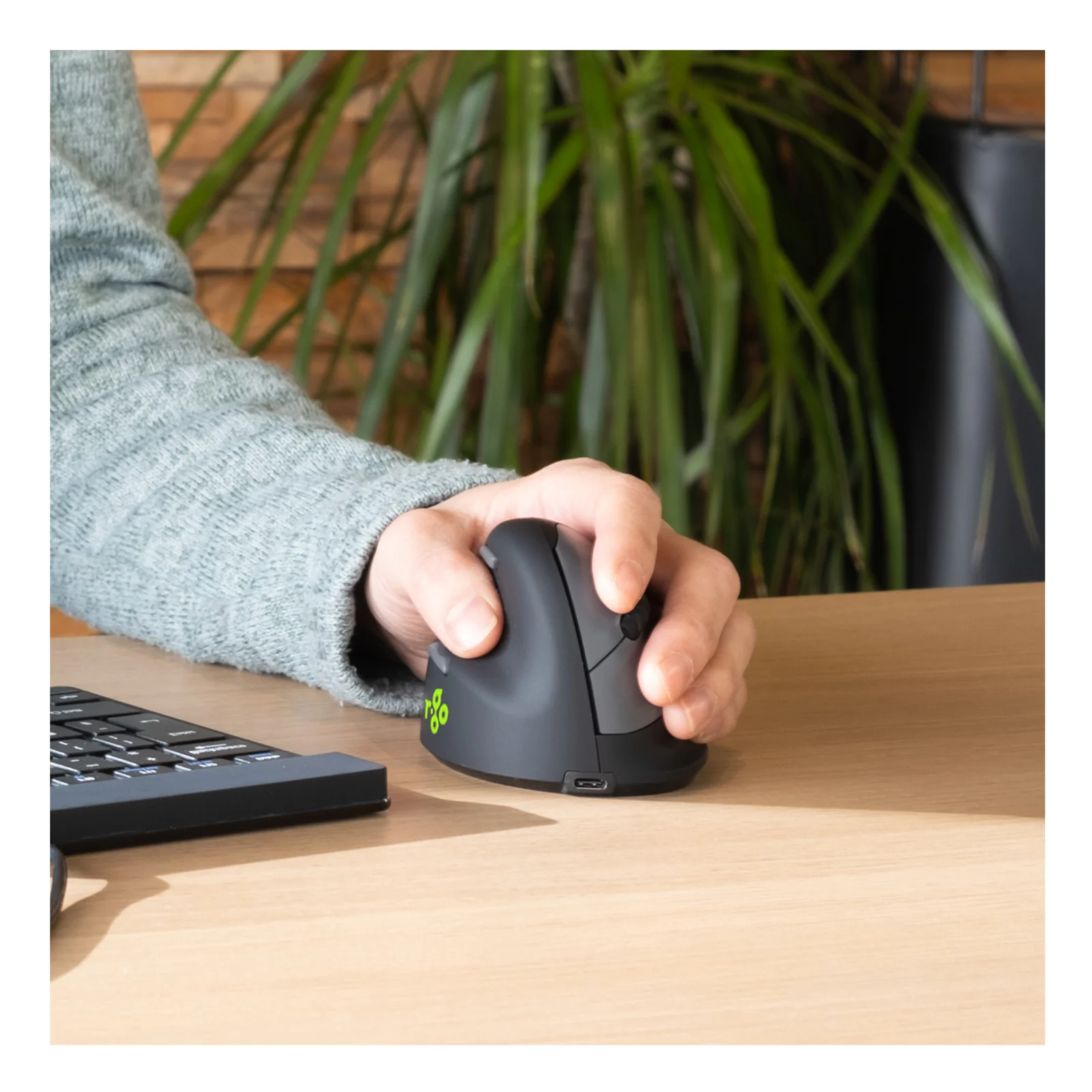 Main utilisant la souris R-Go HE Break sur bureau, LED verte côté pouce