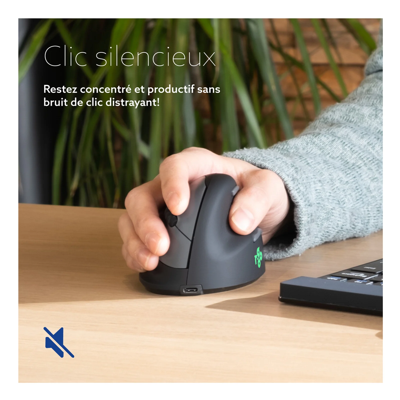 Souris R-Go HE Break sur bureau avec texte Clic silencieux, LED verte allumée, usage en main