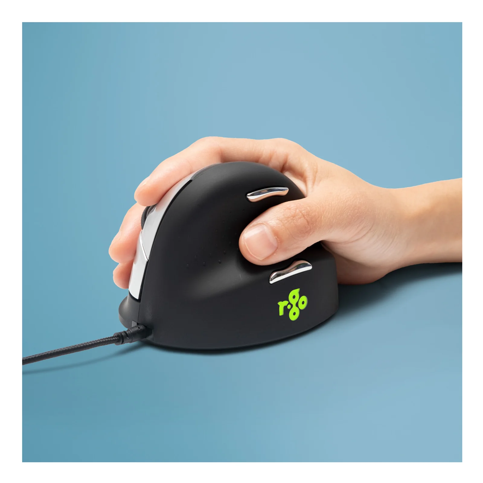 Main tenant la souris R-Go HE Break noire par le dessus, logo R-Go vert visible