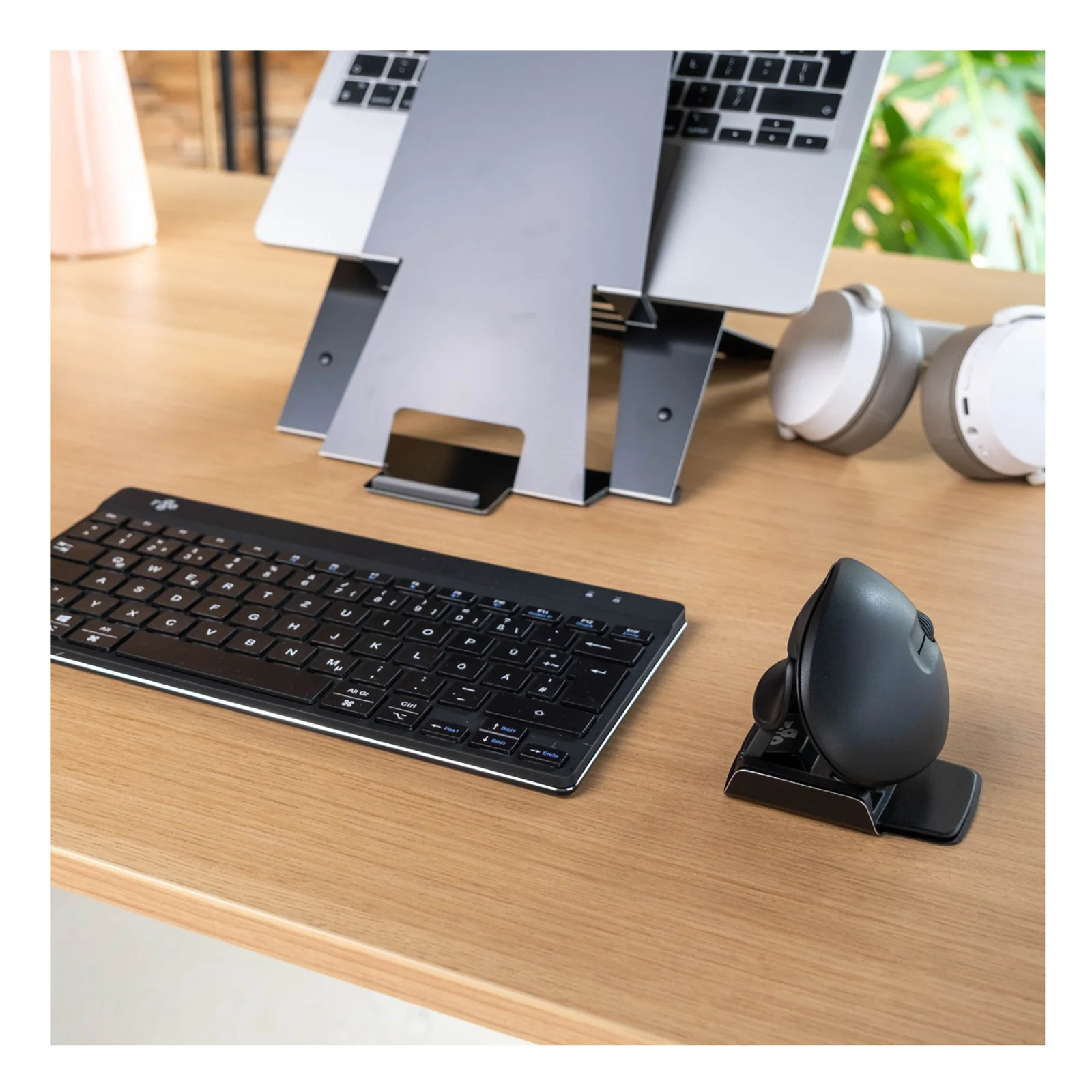 Souris R-Go HE Twister sur socle posée sur bureau en bois avec clavier et support ordinateur portable