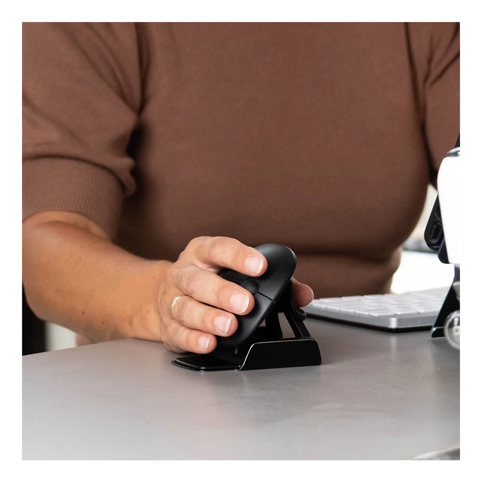 Femme utilisant la souris ergonomique verticale R-Go HE Twister noire sur un bureau