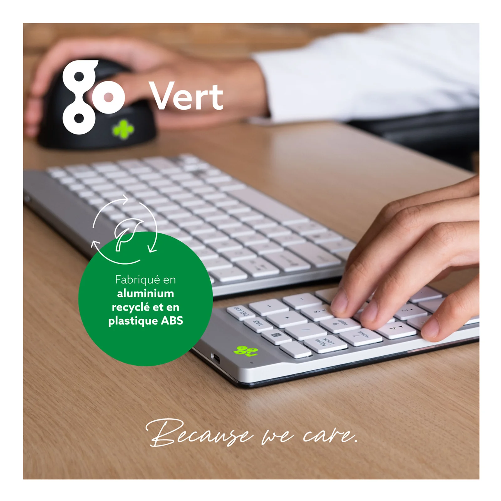 Main sur clavier avec badge go Vert, overlay aluminium recyclé et plastique ABS